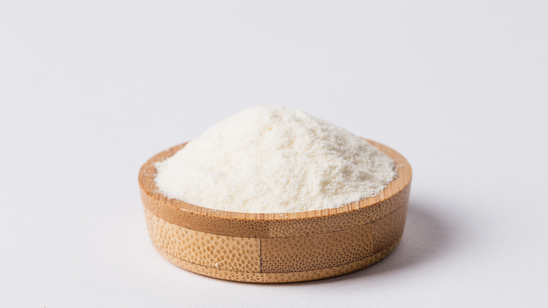 Khi mới ăn dặm, chỉ nên cho bé ăn lượng nhỏ và tăng dần để giúp hệ tiêu hóa thích nghi an toàn