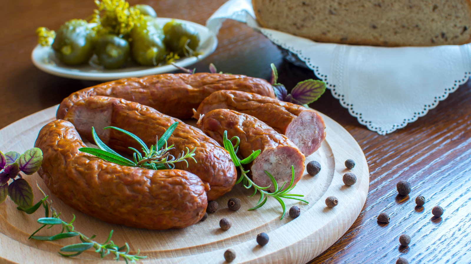 Xúc xích chứa nhiều chất béo bão hòa, muối và chất bảo quản, có thể gây kích ứng niêm mạc dạ dày