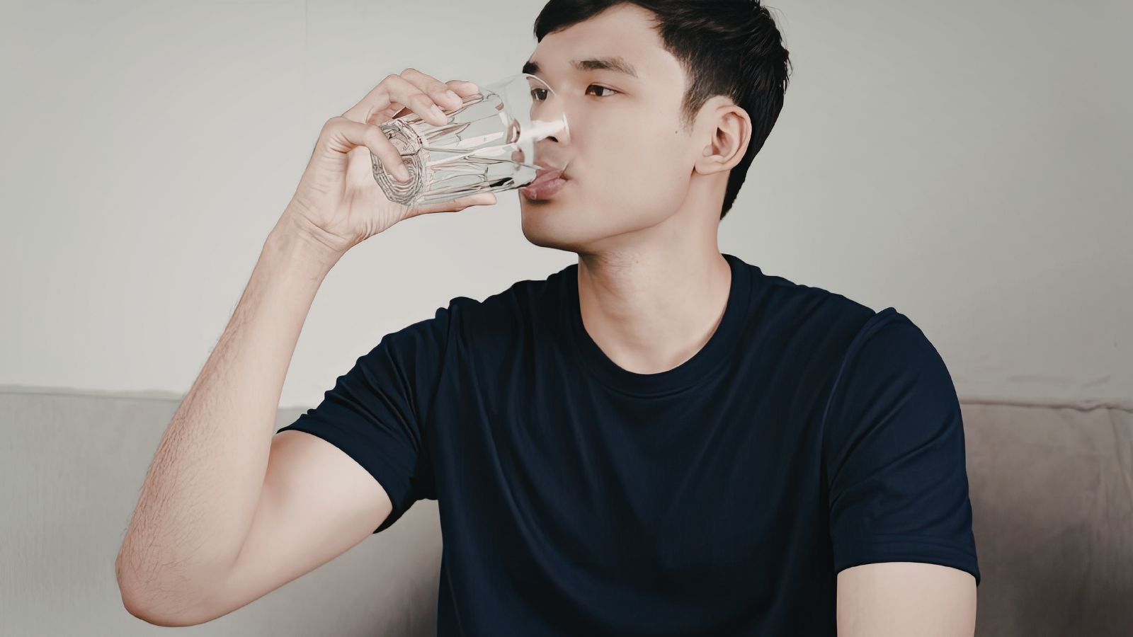 Uống đủ nước giúp cơ thể đào thải tốt hơn, hạn chế bã nhờn tiết quá mức