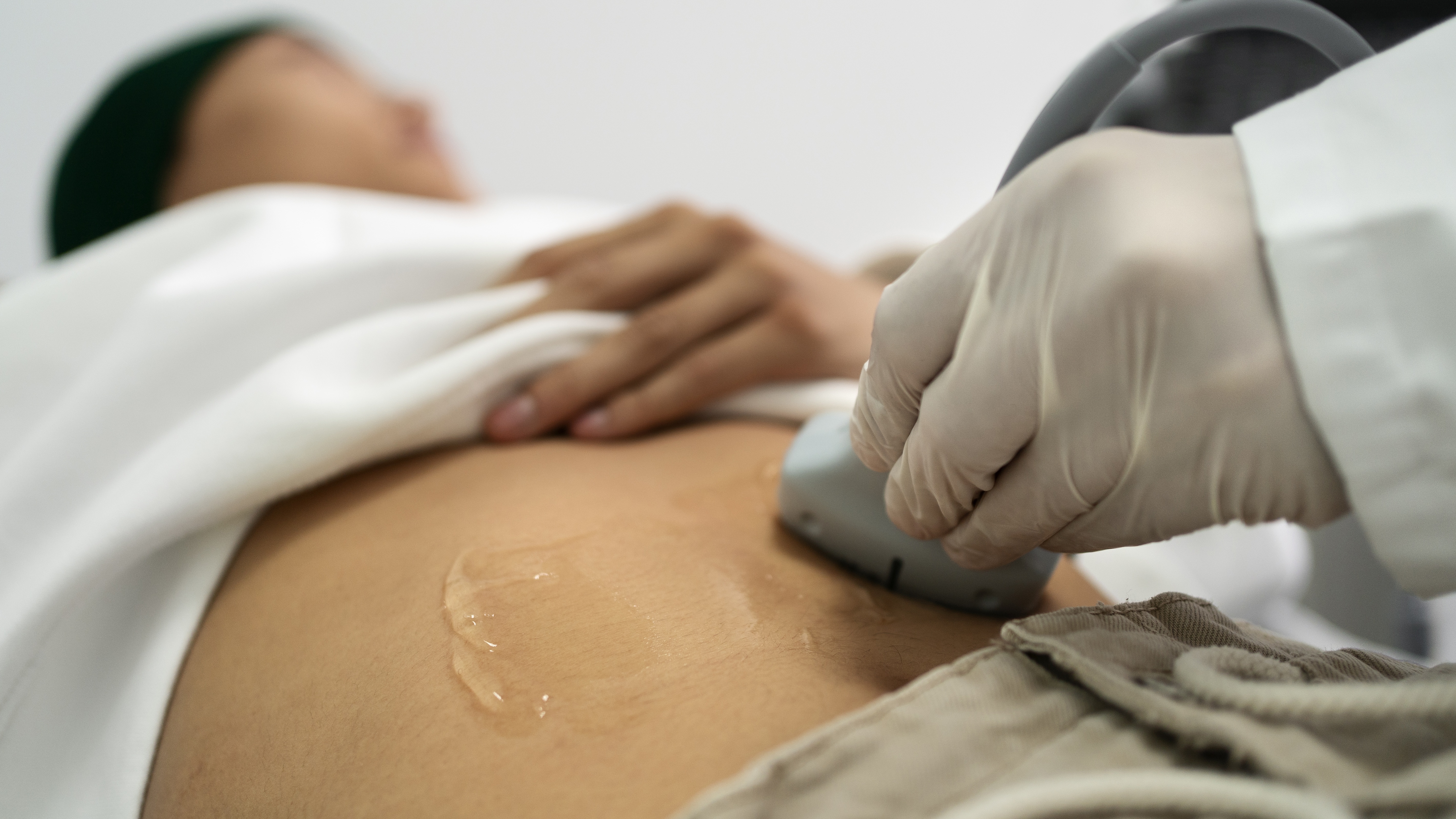 Cần thăm khám và siêu âm/xét nghiệm để xác định nguyên nhân gây bụng phình to căng cứng khó thở