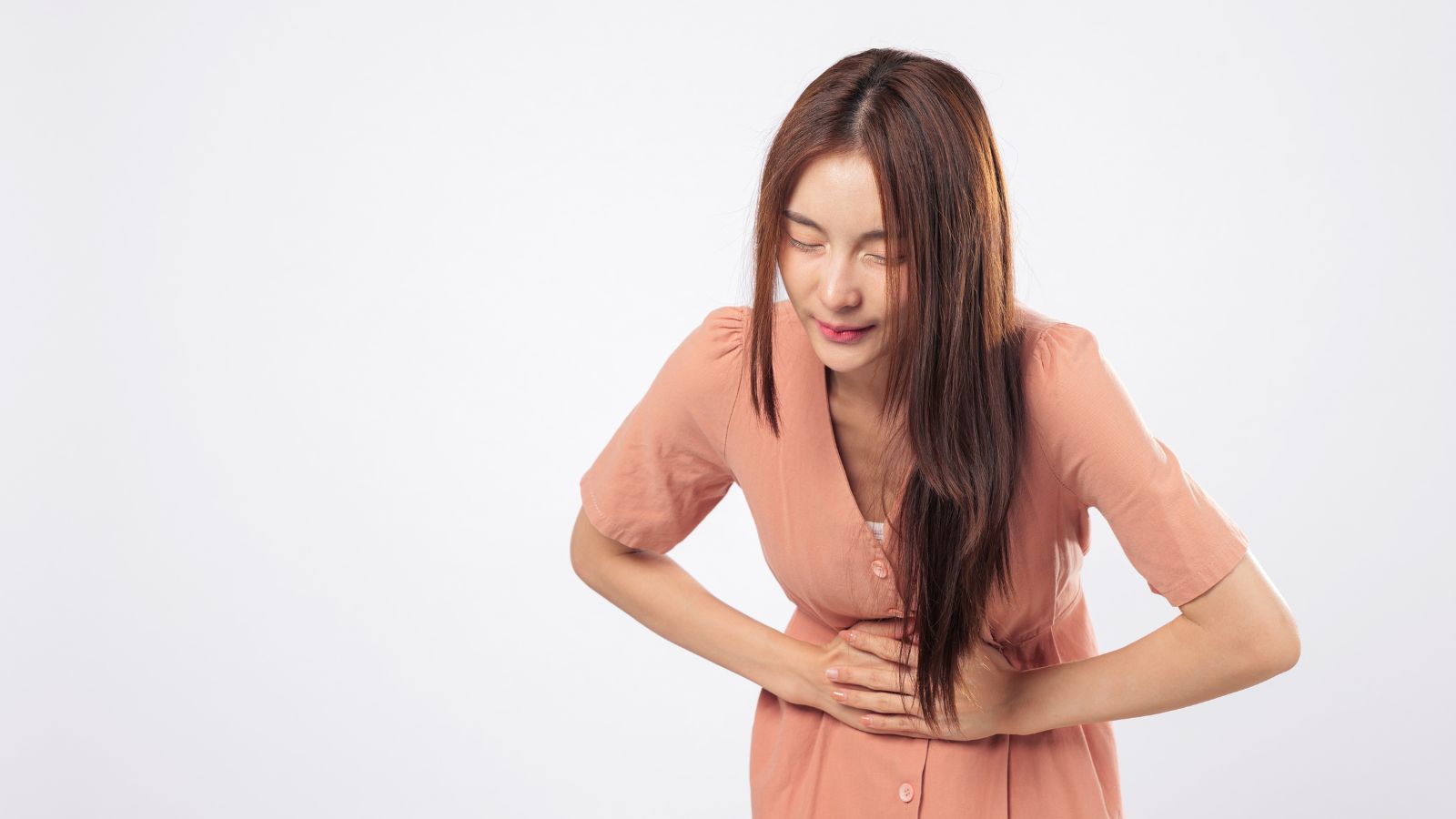 Ngoài việc đi ngoài ra nước, tình trạng bụng sôi liên tục thường kèm theo các dấu hiệu khác