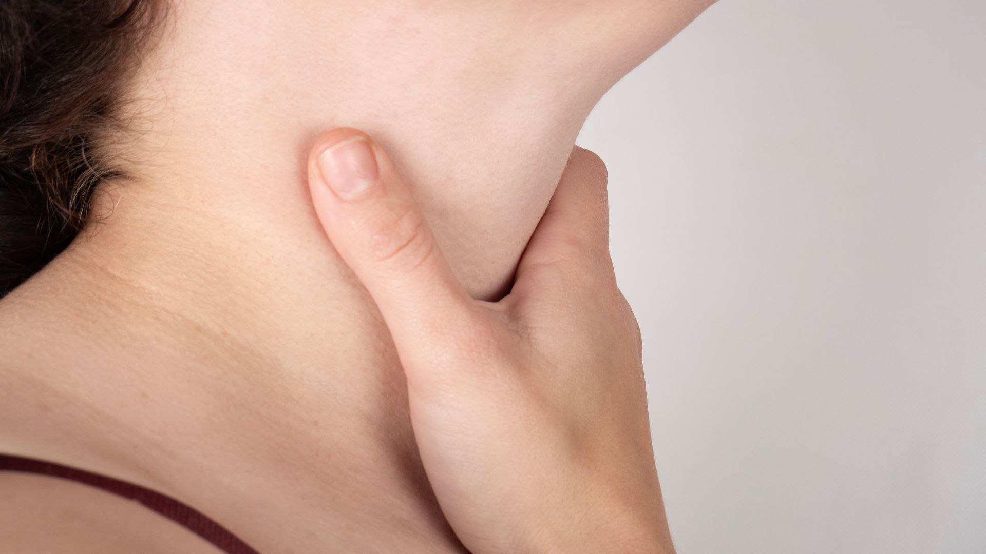 Cổ sưng to nhẹ là một dấu hiệu nhận biết bệnh bướu cổ