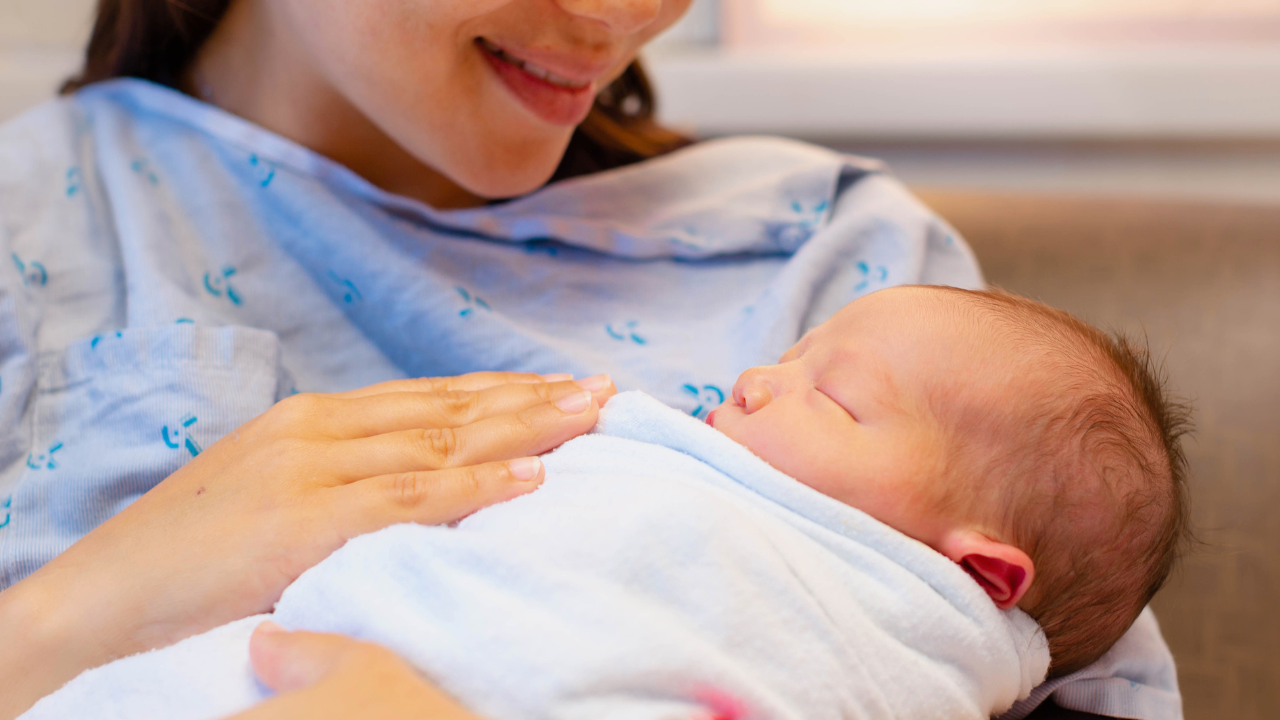 Cha mẹ cần thường xuyên quan sát vùng đầu nơi có bướu