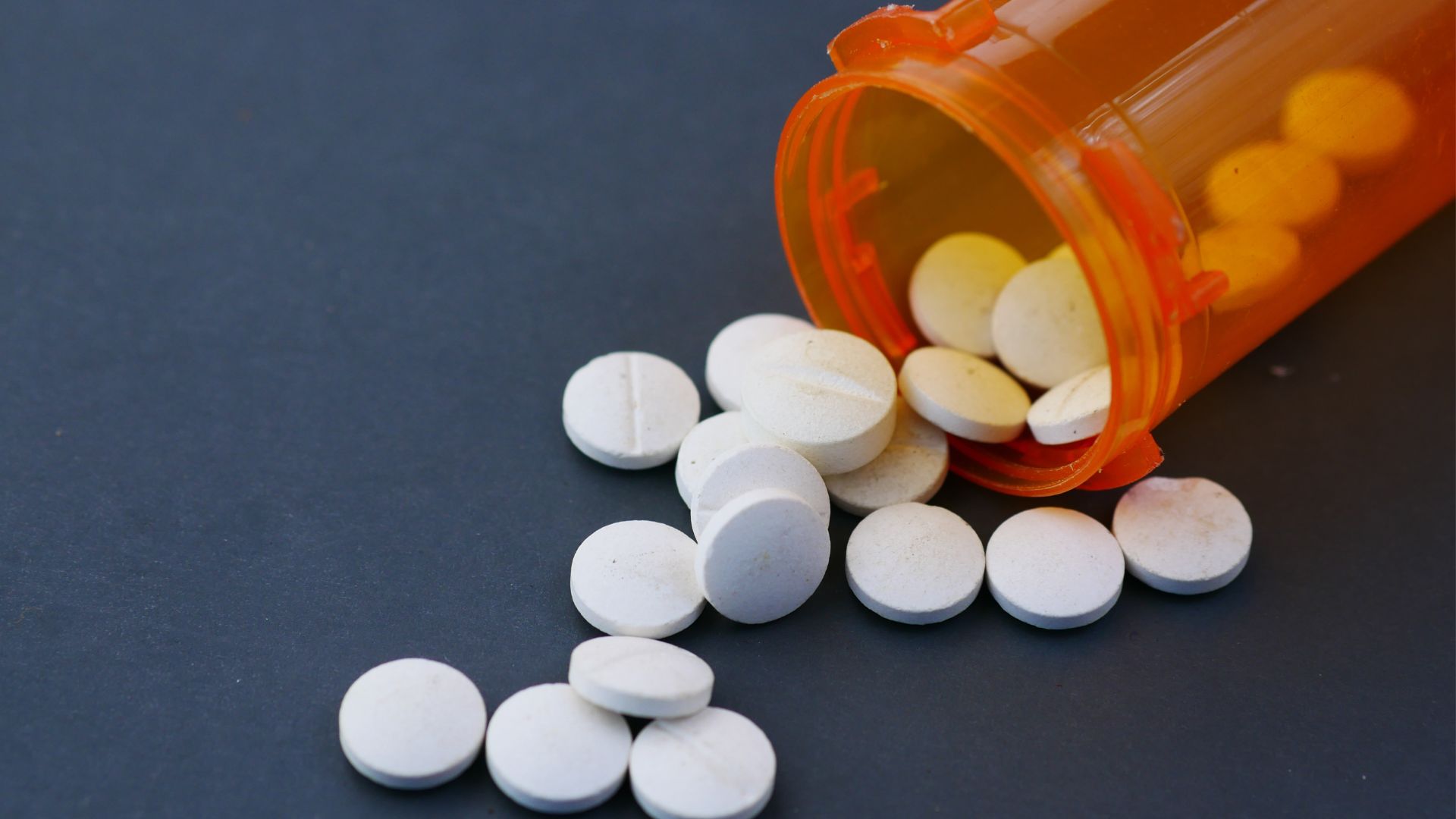 Bác sĩ có thể kê thuốc kháng viêm cho trường hợp bướu mỡ có viêm nhiễm