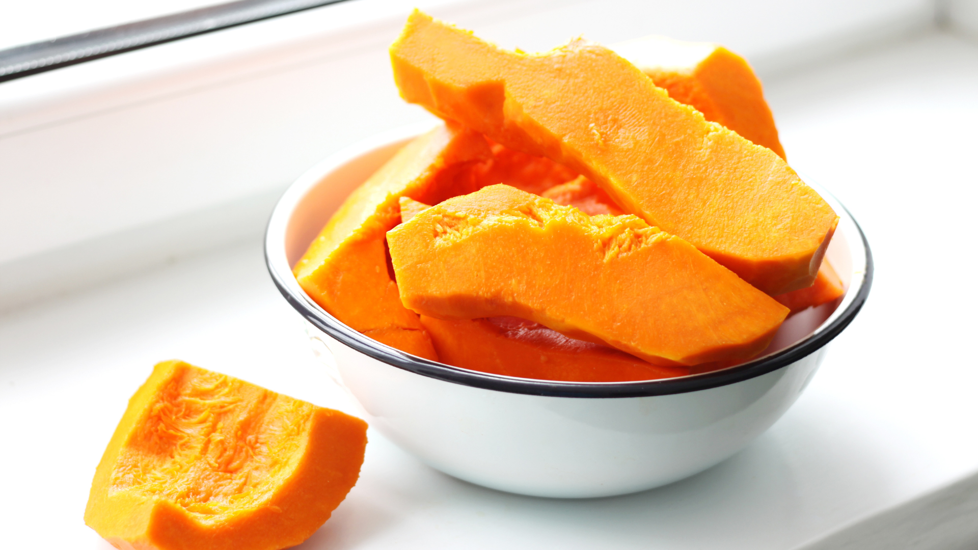 Cá hồi nấu với bí đỏ giúp bổ sung vitamin A, hỗ trợ thị giác, tăng đề kháng và tốt cho tiêu hóa của bé ăn dặm