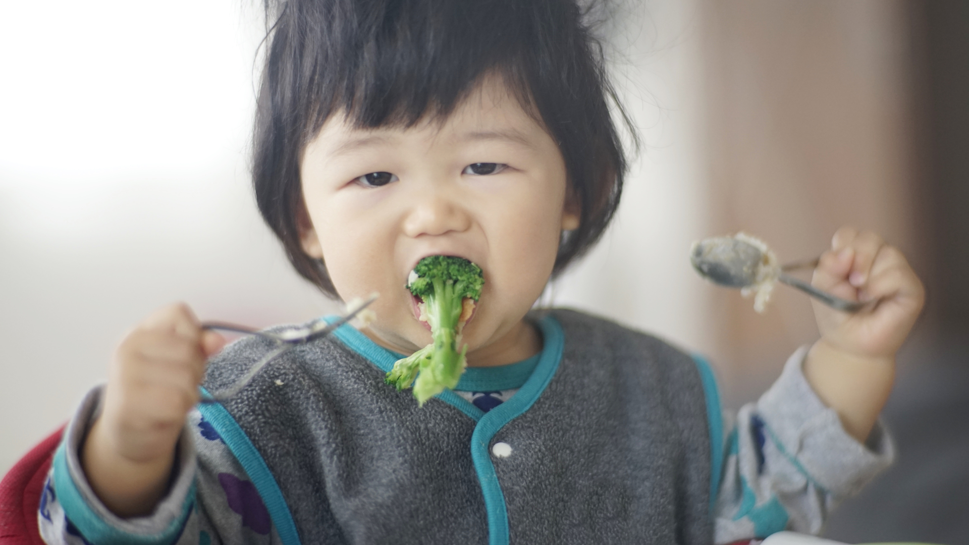 Khi kết hợp cá hồi cho bé ăn dặm, nên chọn rau dễ tiêu, giàu dinh dưỡng và tránh loại gây khó tiêu
