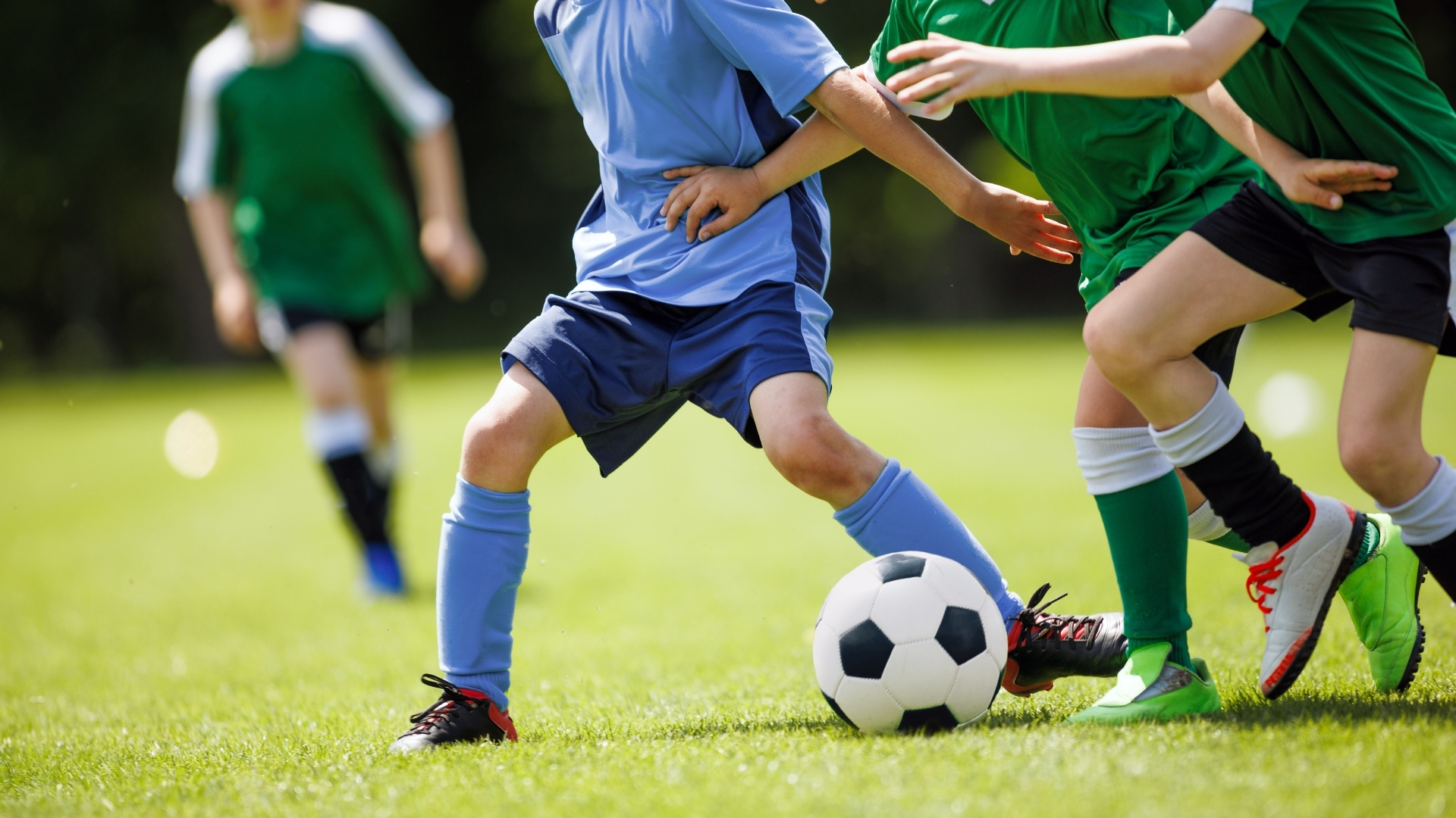 Việc đổi hướng nhanh, đặc biệt khi bàn chân vẫn cố định trên mặt đất, có thể tạo lực xoắn lớn lên khớp gối