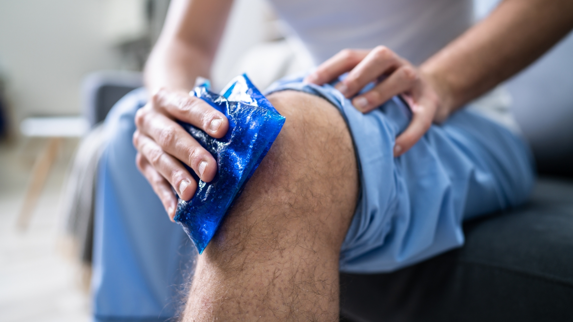 Trong giai đoạn đầu, việc chườm lạnh, kê cao chân và nghỉ ngơi hợp lý giúp giảm sưng và đau