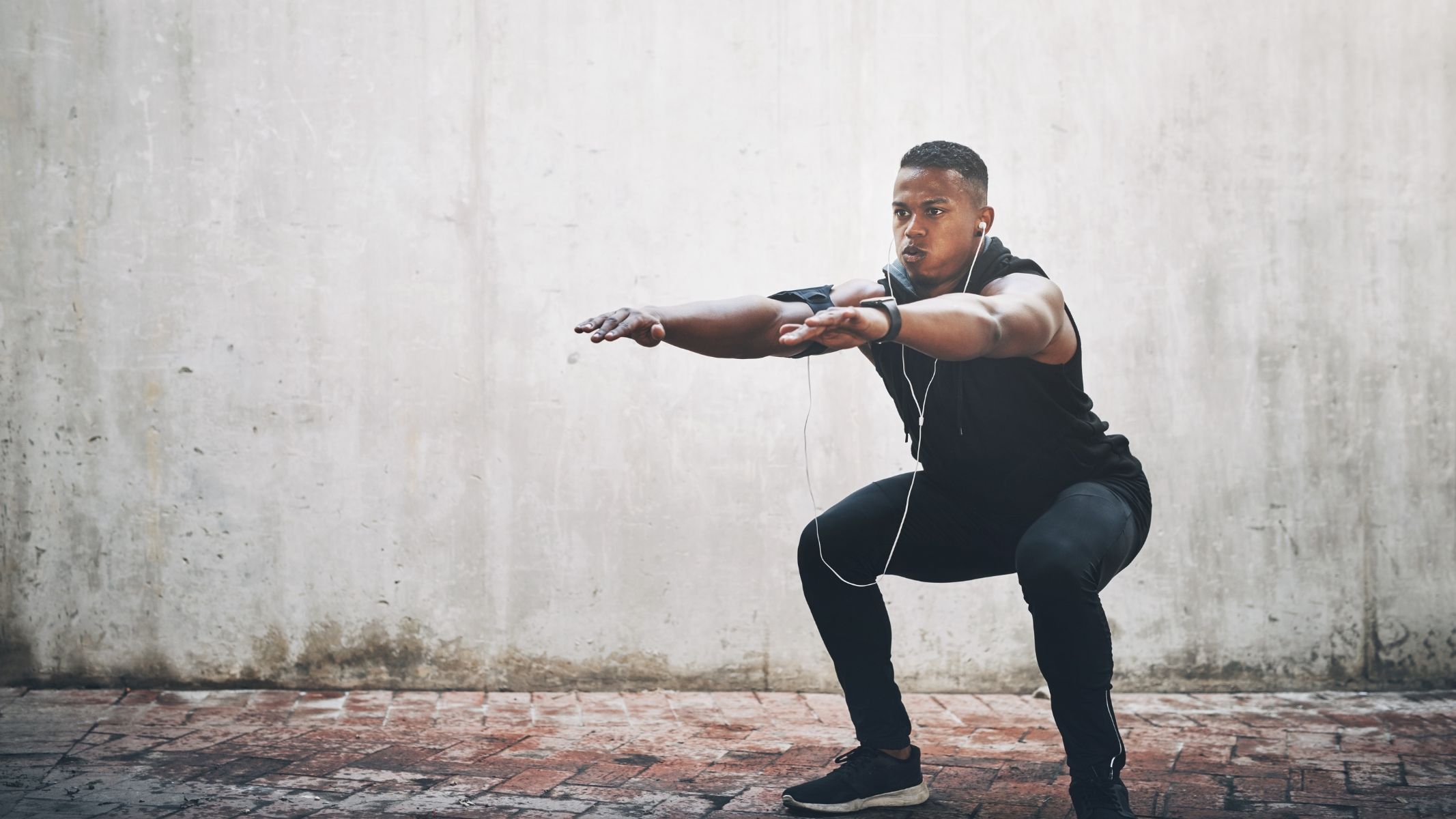 Bài tập squat giúp tăng sức mạnh cho nhiều nhóm cơ quan trọng như cơ đùi, bắp chân và cổ chân