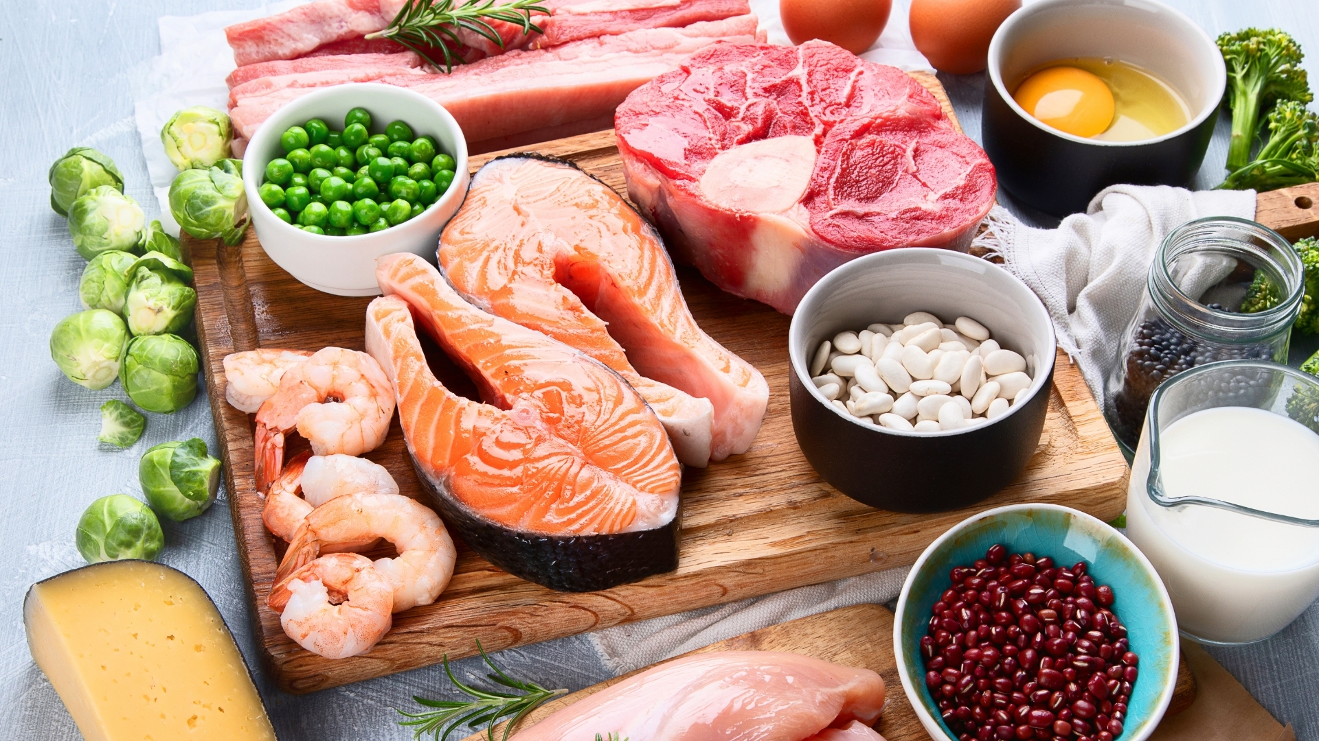 Mẹ nên ăn đa dạng thực phẩm, tăng cường rau xanh, trái cây, ngũ cốc nguyên hạt và thực phẩm giàu đạm