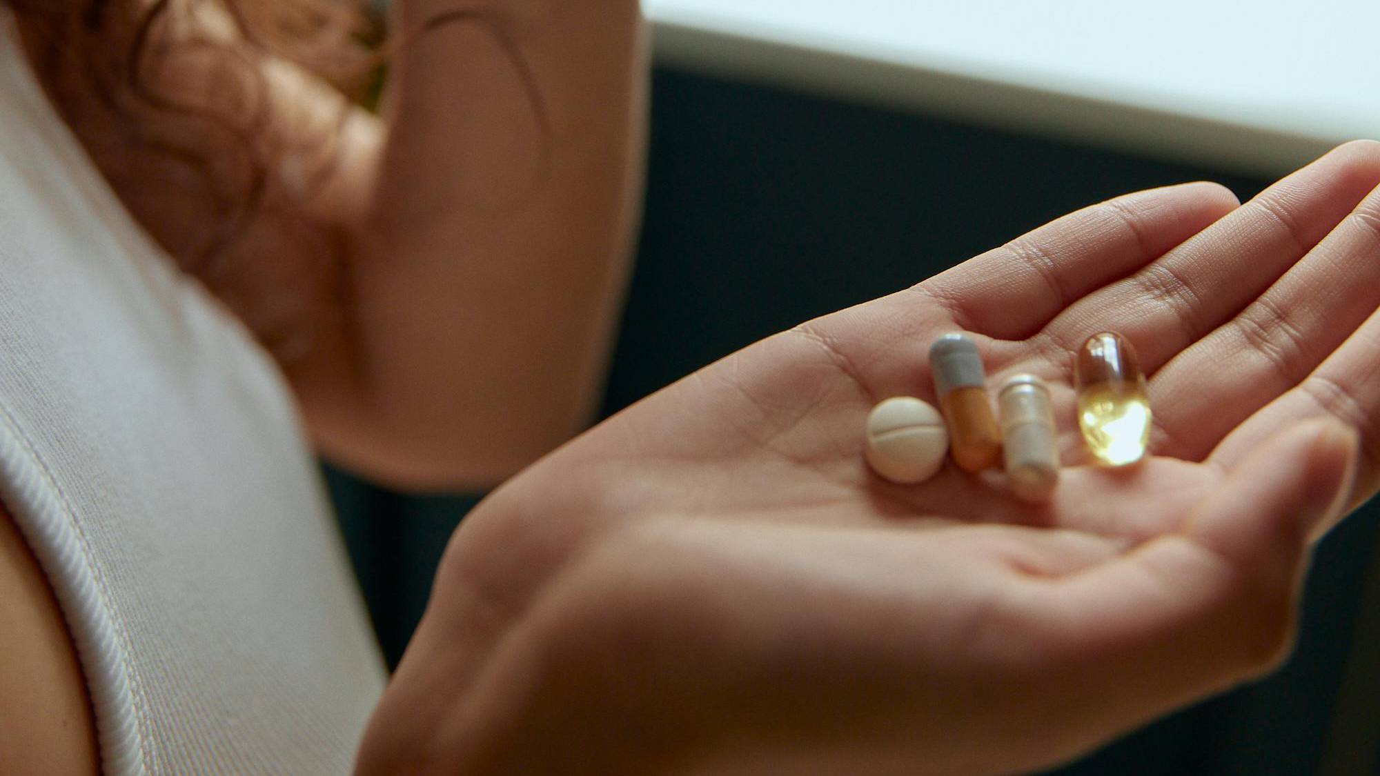 Về phương pháp điều trị, người bệnh cần sử dụng thuốc uống theo chỉ định bác sĩ