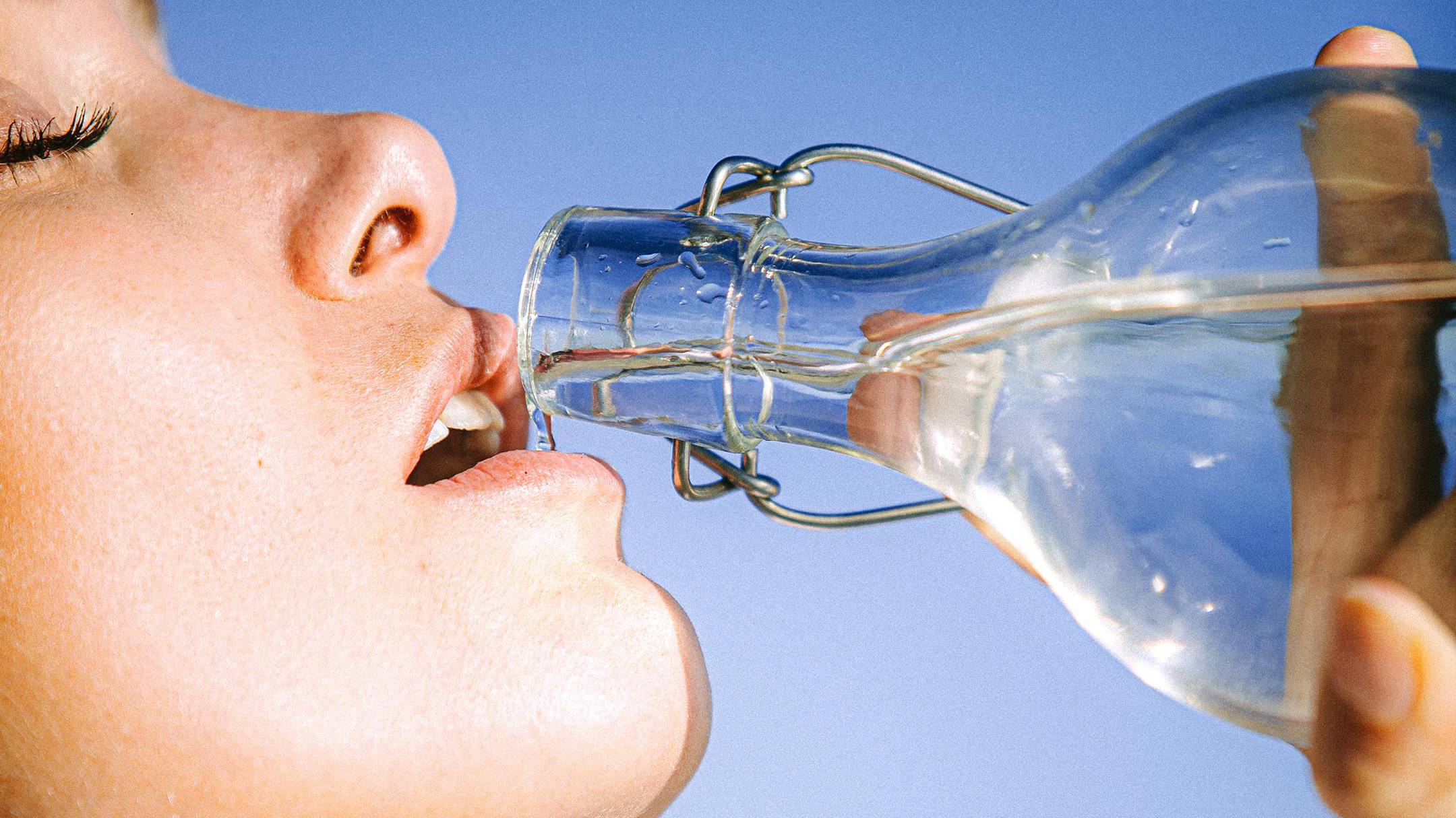 Về cách khắc phục tình trạng viêm lưỡi, nên uống đủ nước sẽ giúp cải thiện rõ rệt