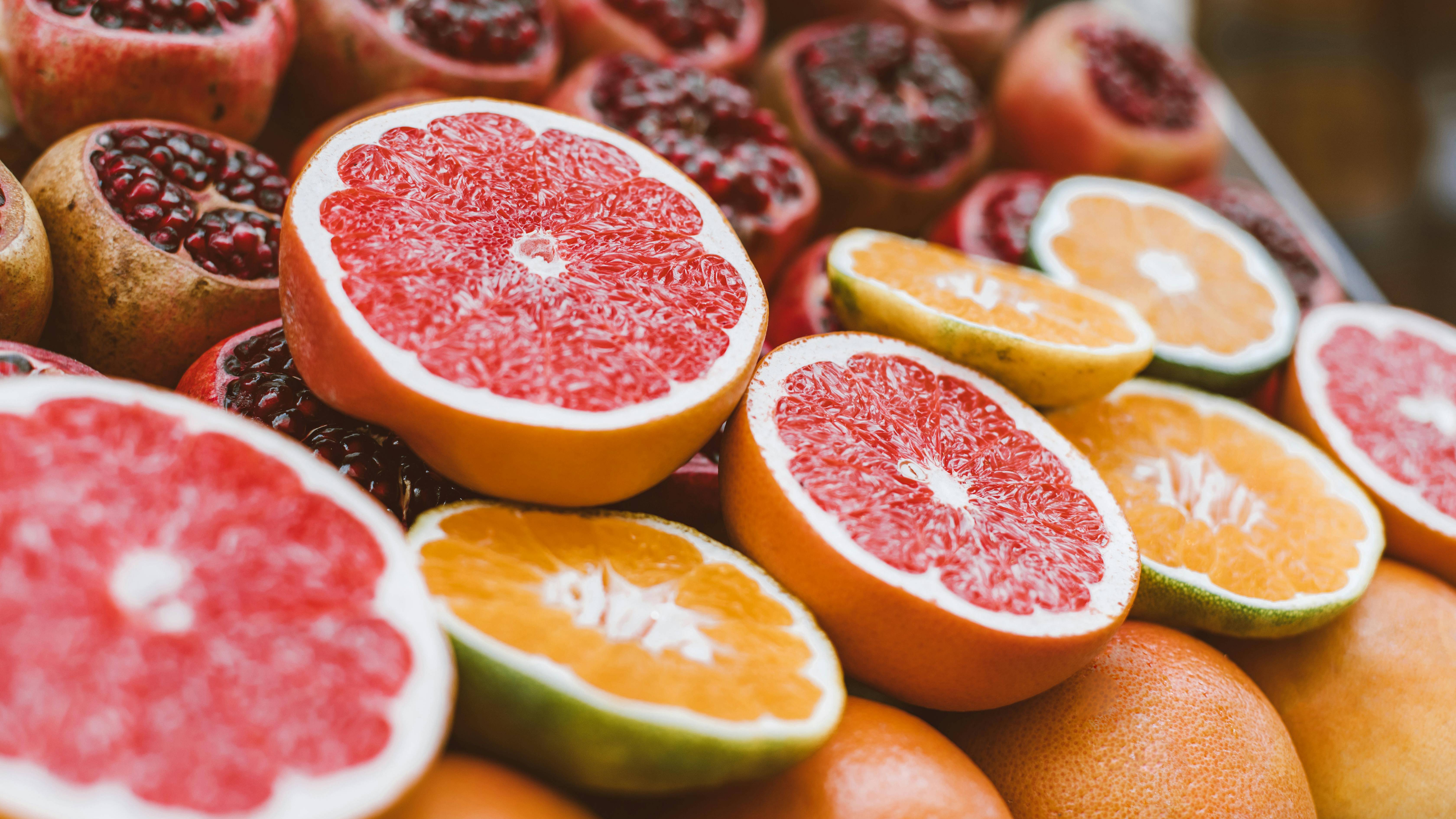 Bổ sung chế độ ăn giàu vitamin A, C, E, omega-3, lutein giúp bảo vệ võng mạc