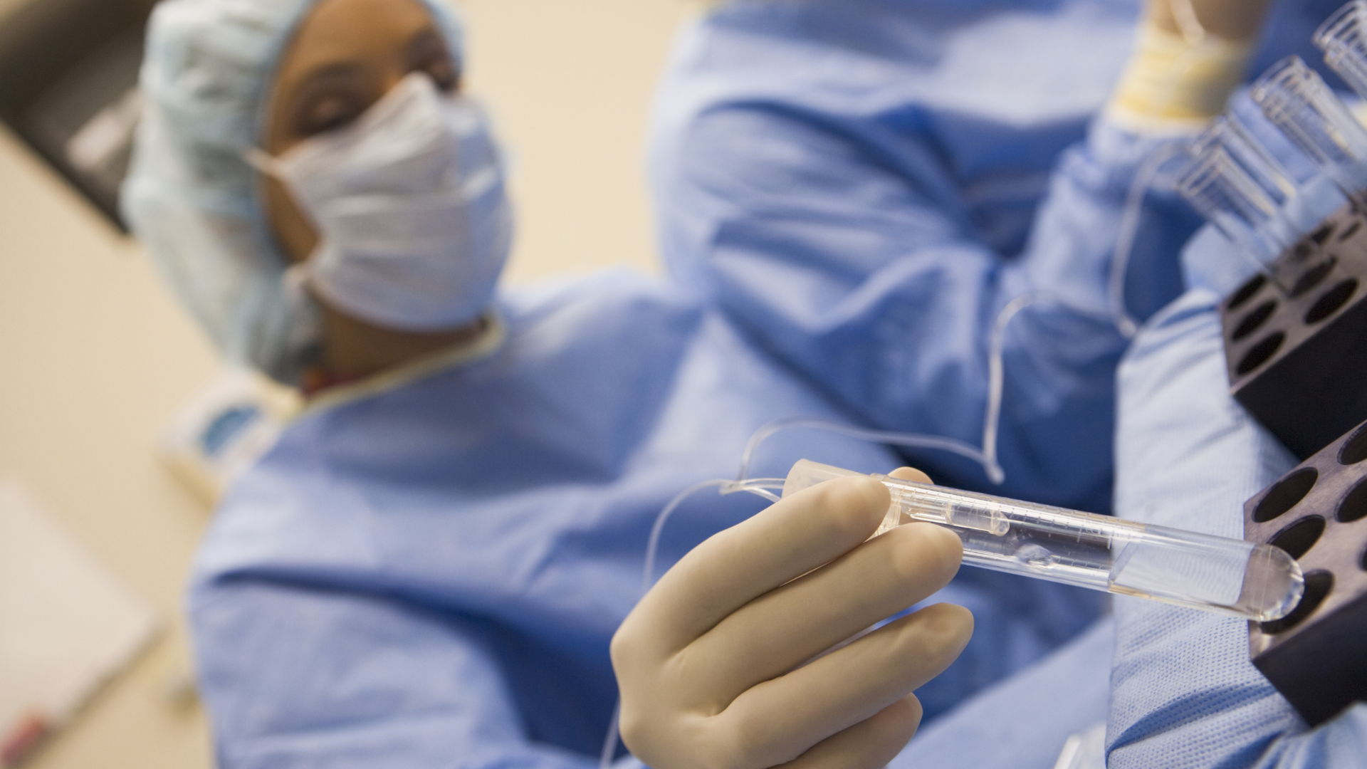 Chọc hút trứng giúp lấy trứng chín từ buồng trứng, là bước quan trọng trong hành trình hỗ trợ sinh sản