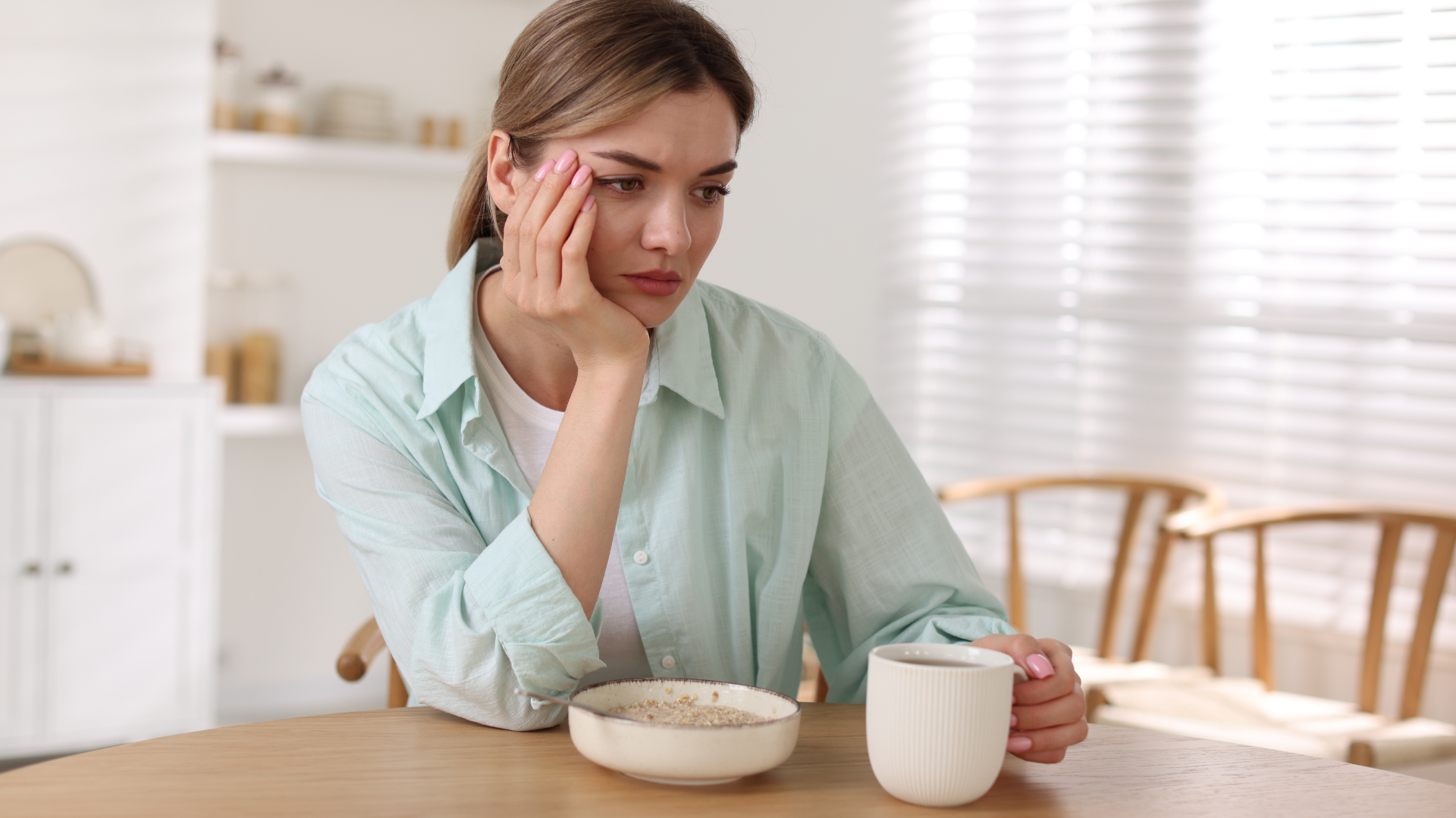 Biểu hiện nóng gan dễ thấy là chán ăn, đầy bụng, khó tiêu, cần chú ý sớm