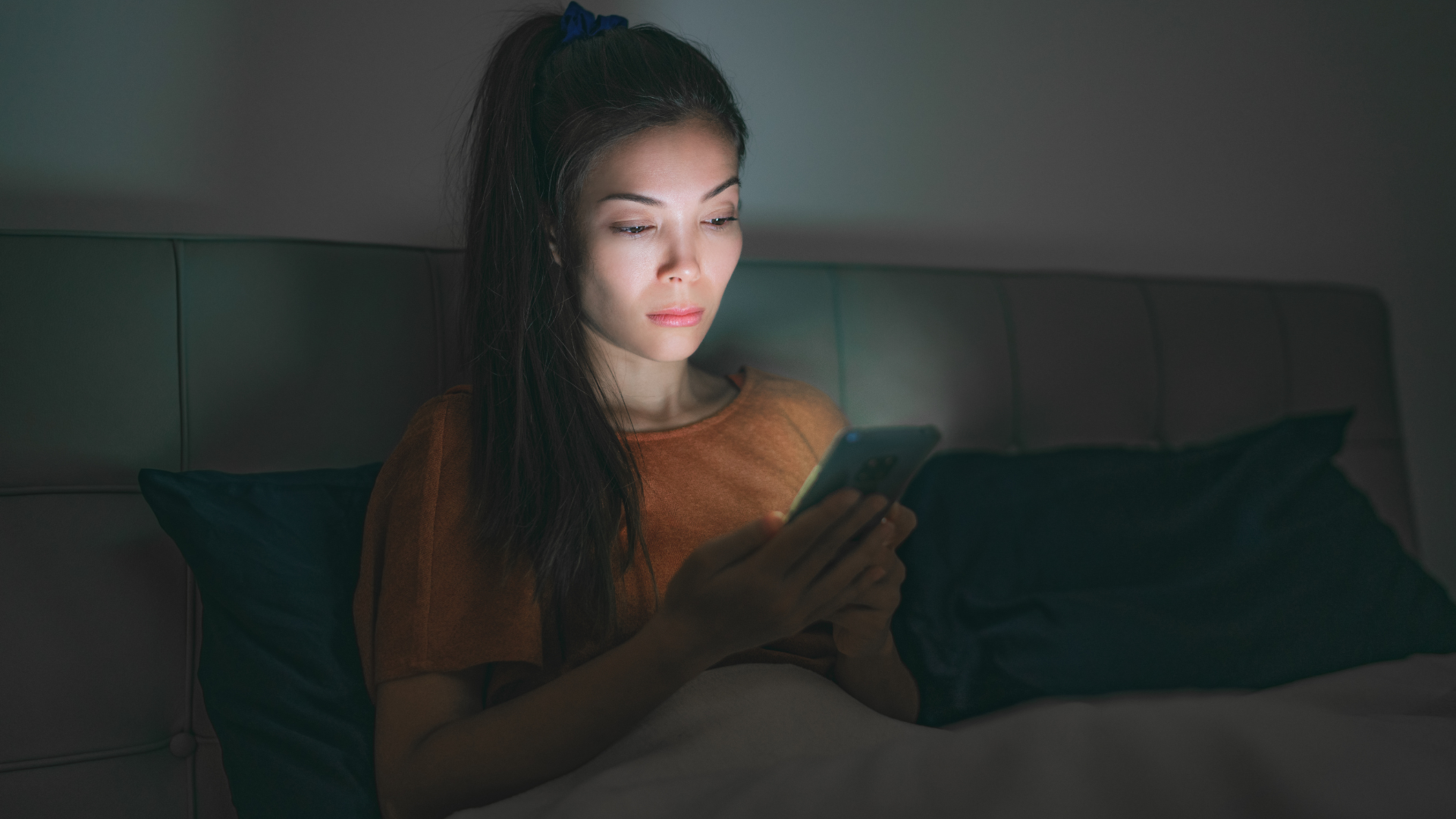 Thức khuya thường xuyên, sinh hoạt không điều độ là nguyên nhân phổ biến gây ra tình trạng nóng gan