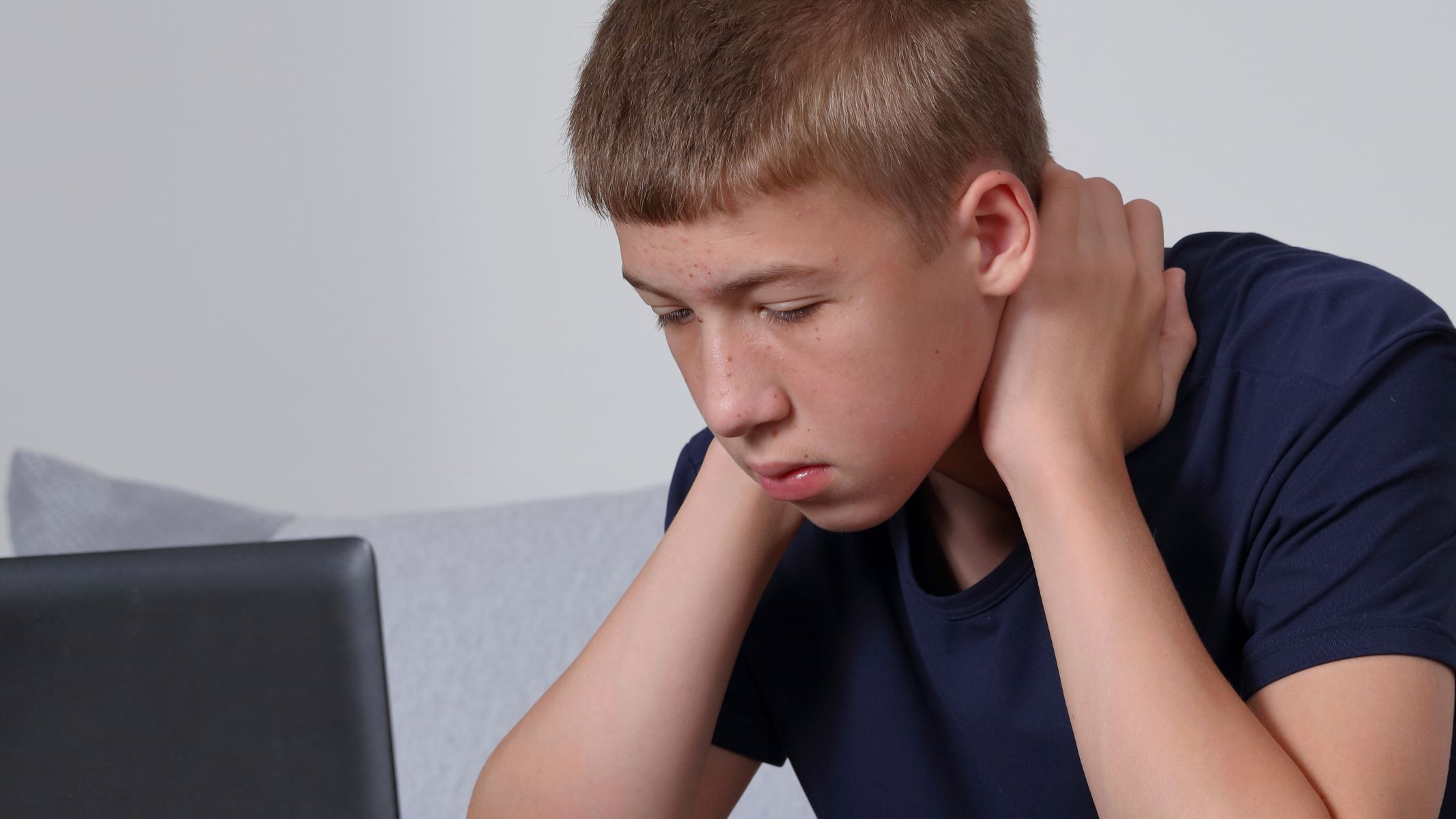 Ở nam giới, dậy thì gắn liền với sự gia tăng testosterone, dẫn đến các thay đổi rõ rệt về cơ quan sinh dục và thể chất