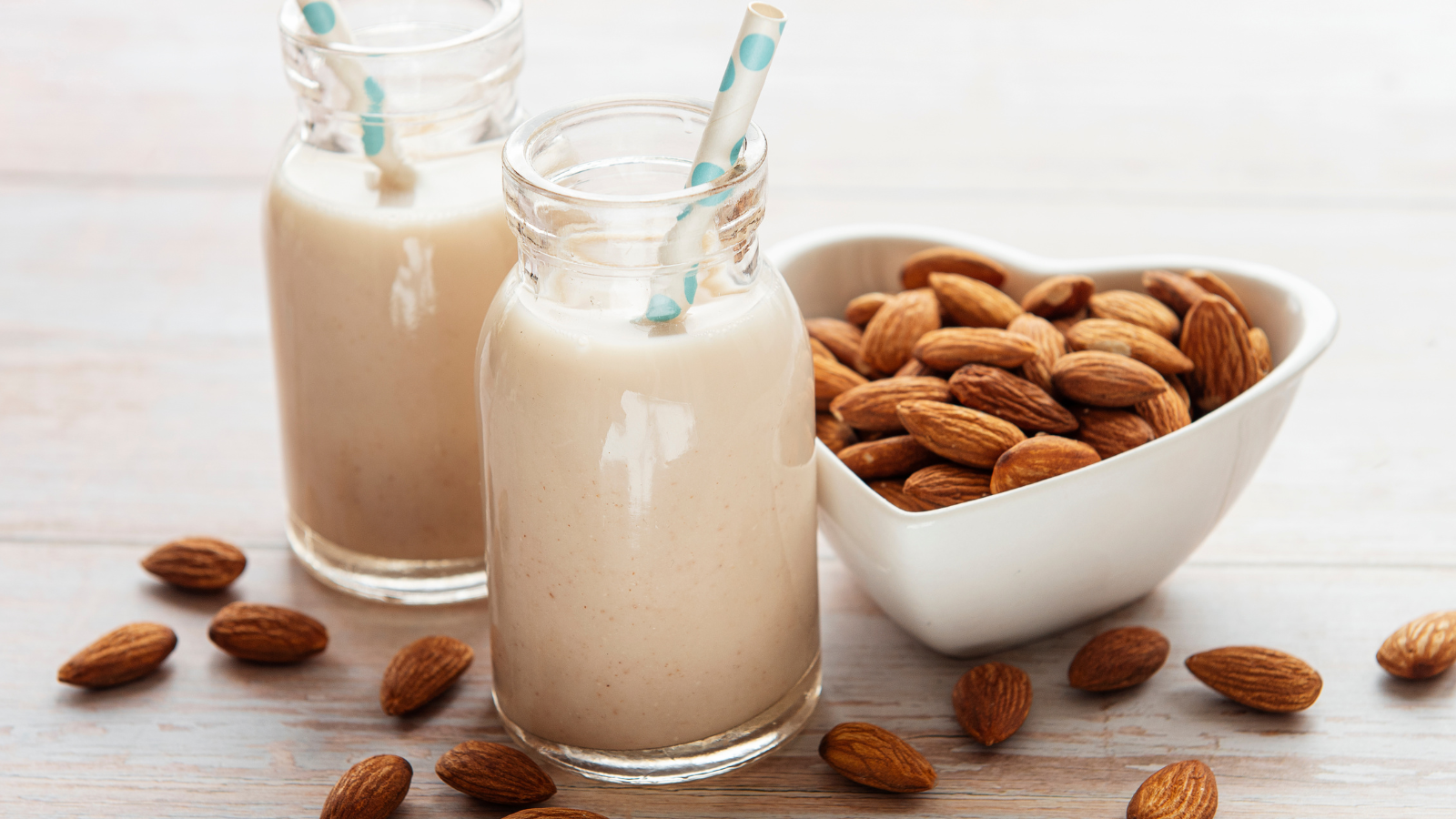 Sữa hạnh nhân nguyên chất (không thêm đường) chứa lượng calo thấp hơn đáng kể so với sữa bò tách béo