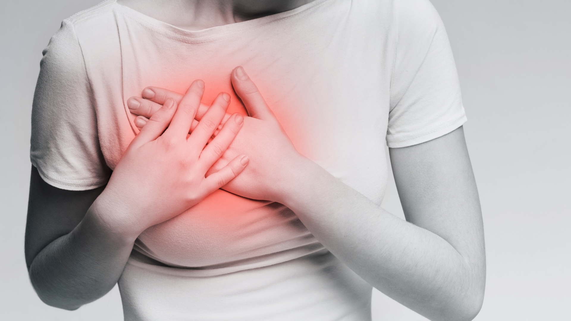 Mặc dù ung thư vú giai đoạn đầu thường không gây đau, nhưng một số người có thể cảm thấy đau âm ỉ hoặc tức nhẹ ở vùng vú