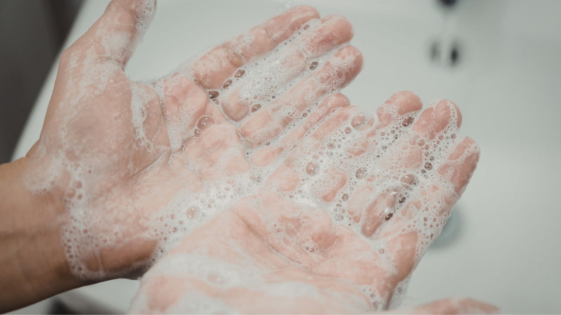 Giữ vệ sinh cho trẻ là biện pháp phòng sởi đơn giản