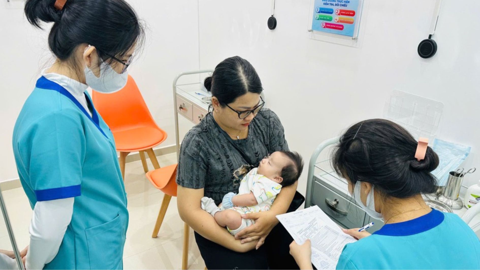 Tiêm vắc xin phòng sởi là biện pháp chủ động phòng bệnh sởi