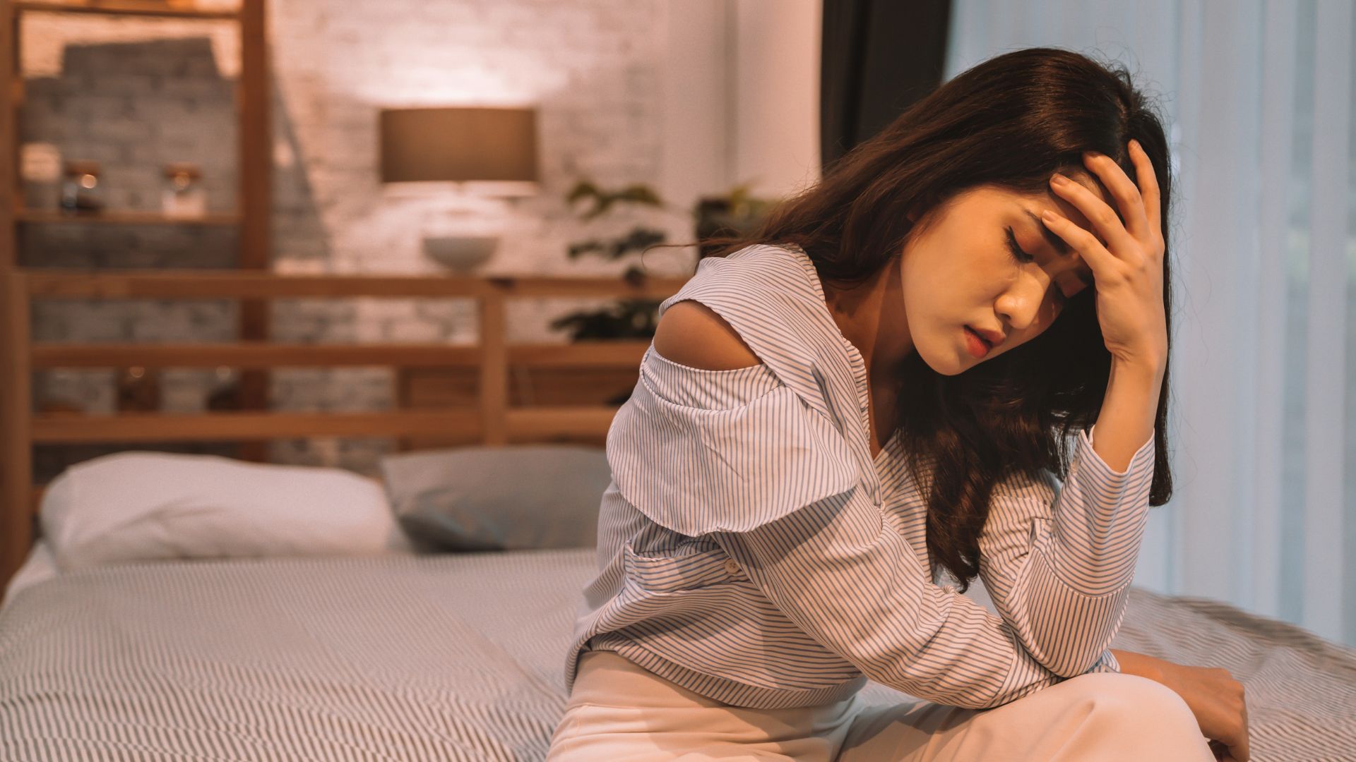 Các triệu chứng ốm nghén khi mang thai khiến giấc ngủ của mẹ bầu bị gián đoạn