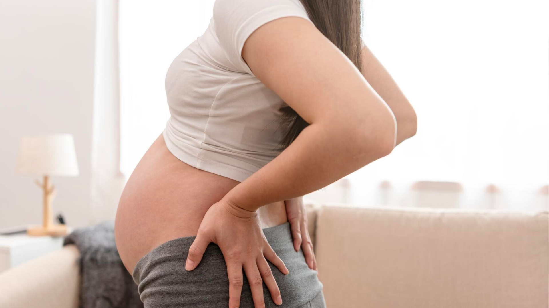 Từ tuần 24 mẹ nên tránh nằm ngửa khi ngủ vì áp lực tử cung dễ gây đau lưng và mệt mỏi