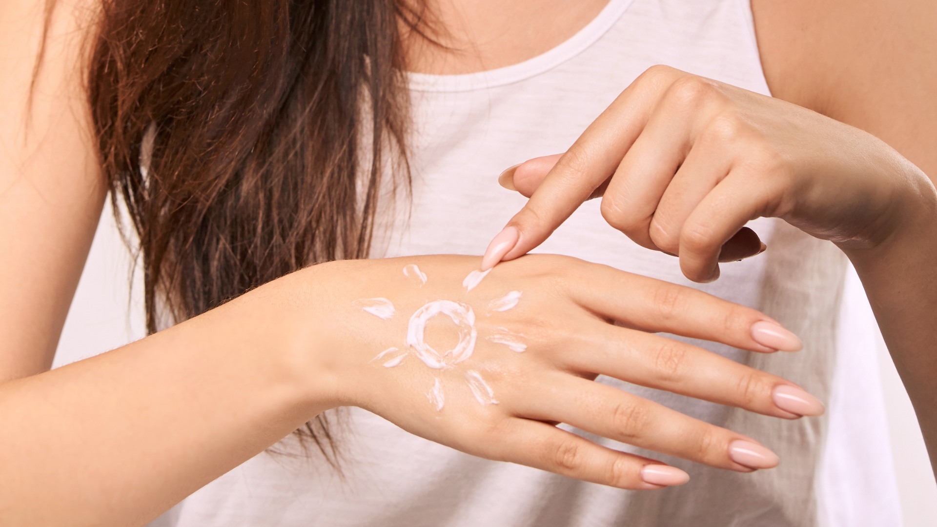 Nên sử dụng kem chống nắng có chỉ số SPF từ 30 trở lên và bôi lại sau mỗi vài giờ để bảo vệ da tốt hơn