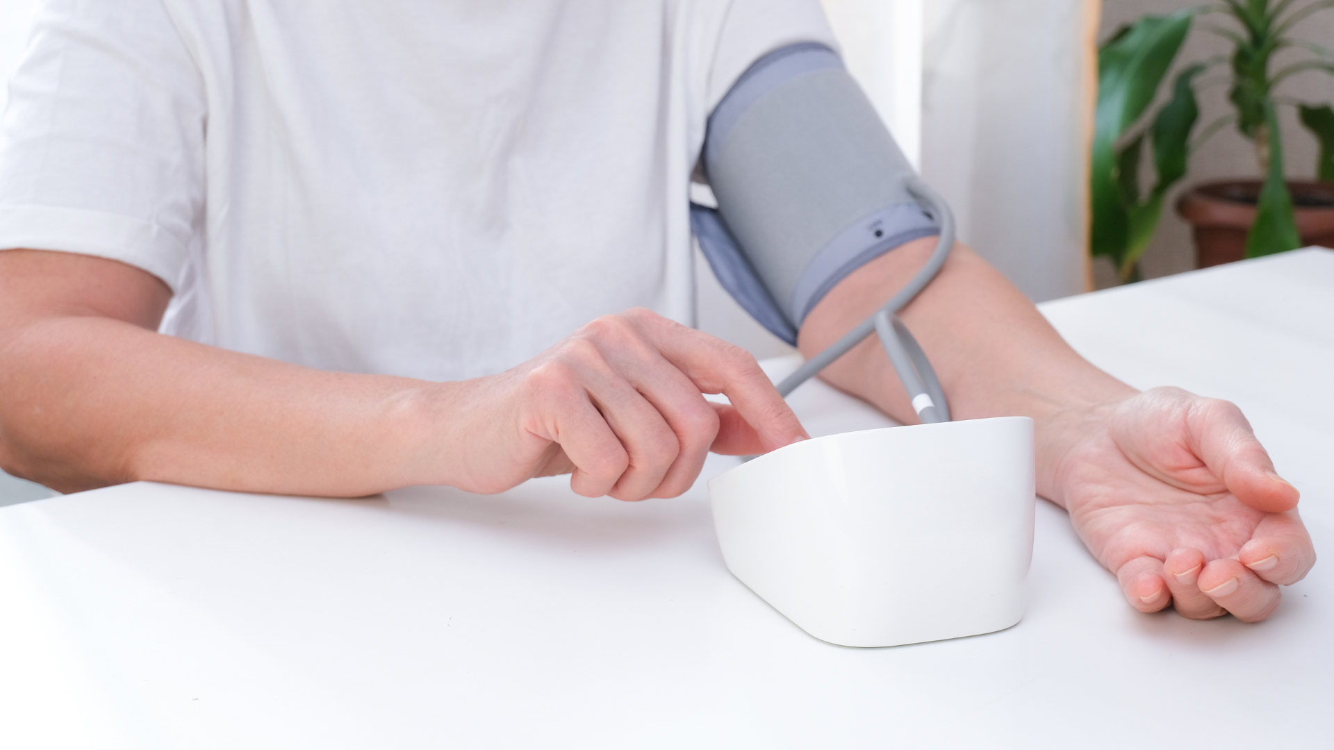 Cần theo dõi các chỉ số sức khỏe cơ bản như mạch, huyết áp để phát hiện sớm các vấn đề bất thường
