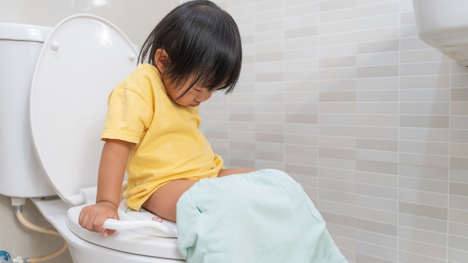 Quan sát xem con có biểu hiện nhăn nhó, kêu đau rát mỗi lần đi vệ sinh