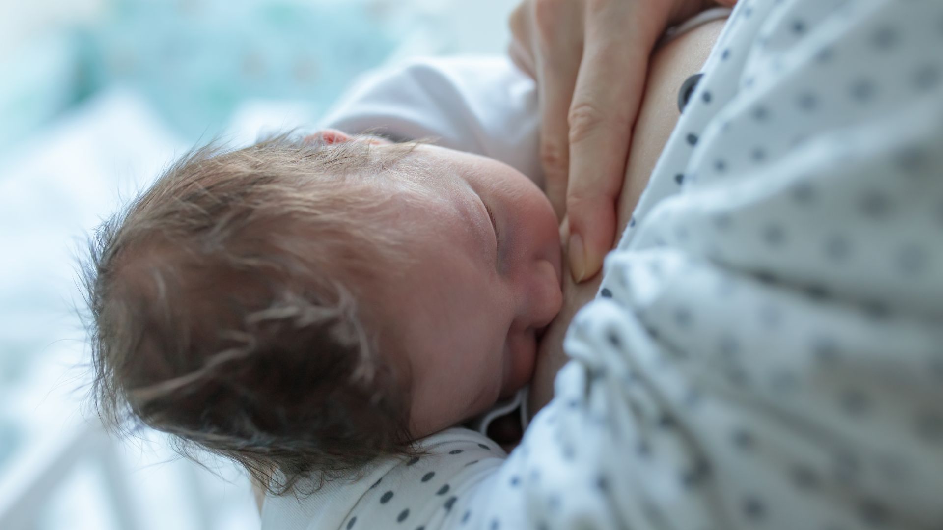 cach-cham-soc-tre-so-sinh-khi-giao-mua-cha-me-can-biet 2.jpg