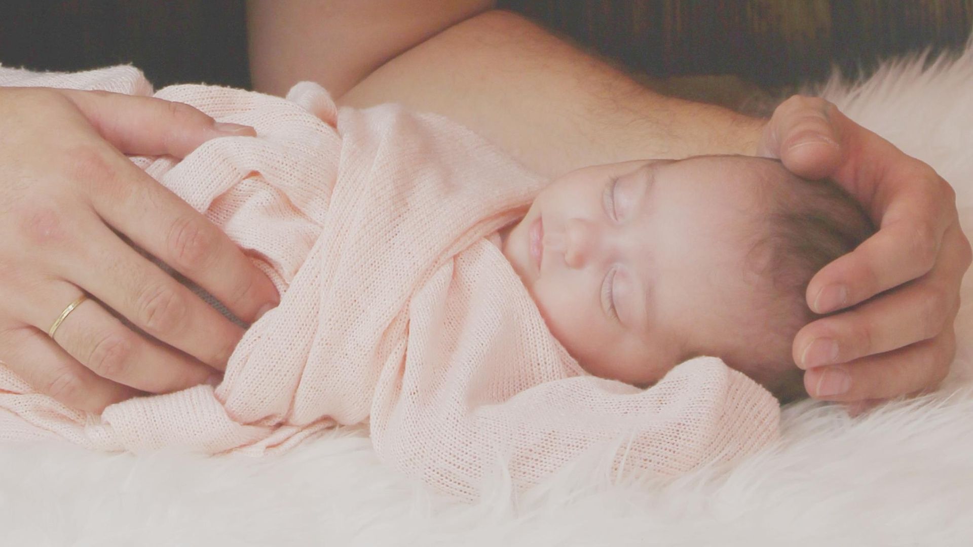 cach-cham-soc-tre-so-sinh-khi-giao-mua-cha-me-can-biet 3.jpg