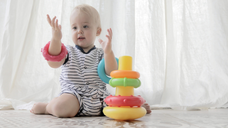 Đồ chơi cho trẻ sơ sinh là người bạn đồng hành đầu tiên giúp bé khám phá thế giới