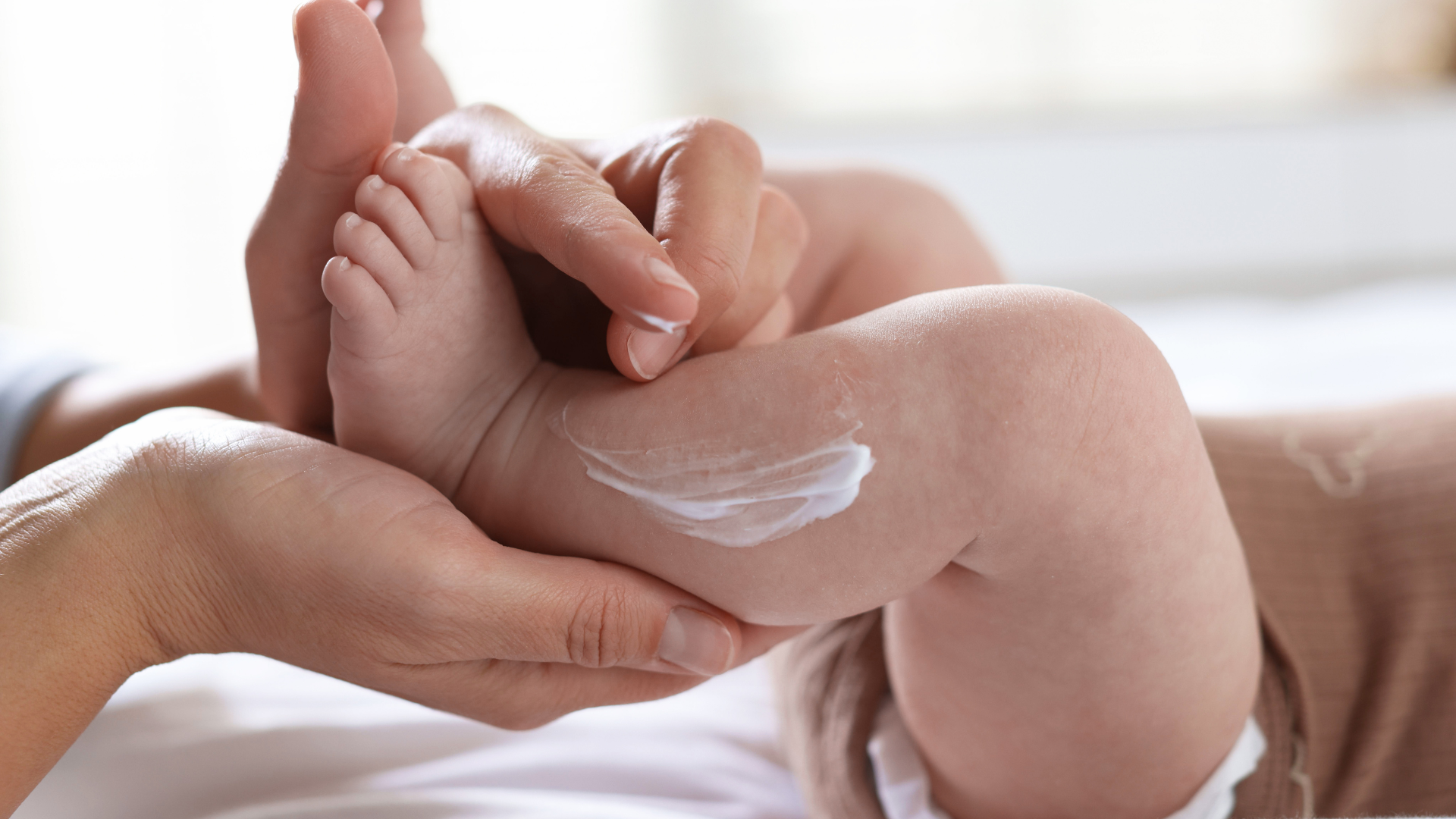 Dùng kem dưỡng ẩm cho bé giúp da luôn mềm mịn, giảm khô nứt, hỗ trợ bảo vệ làn da nhạy cảm