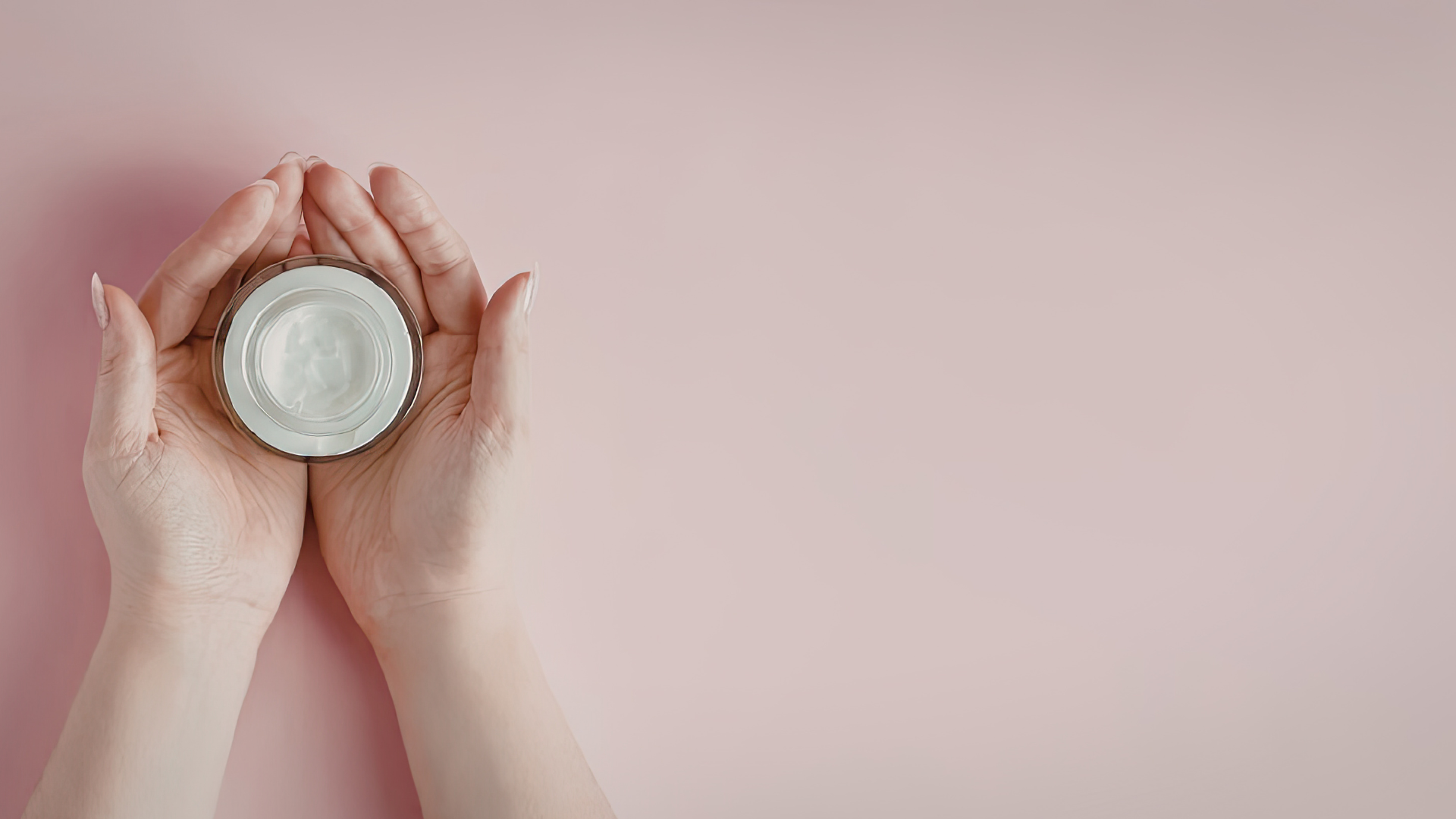 Mỗi bé có làn da khác nhau, với da bình thường nên chọn lotion hoặc cream nhẹ, thấm nhanh