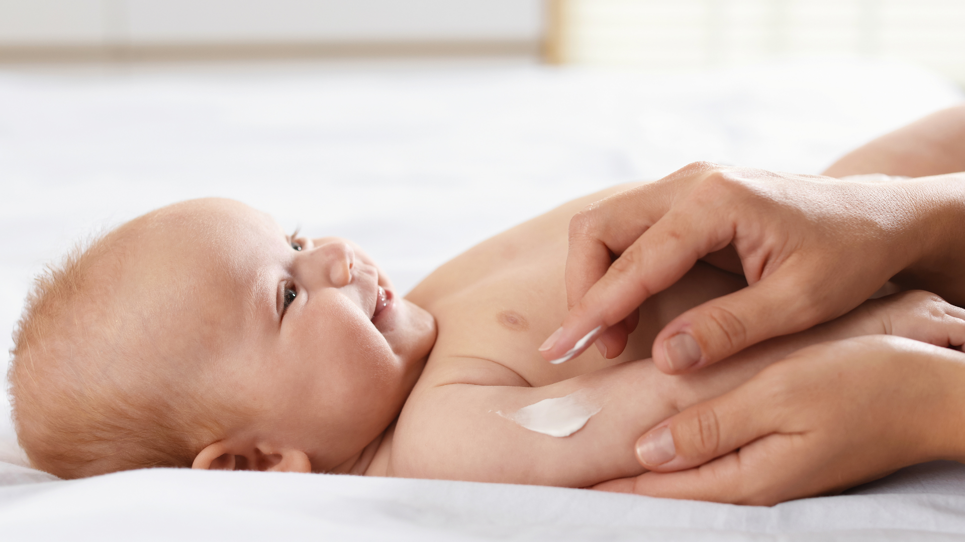 Thoa kem dưỡng đều đặn mỗi ngày giúp da bé giữ ẩm tốt, mềm mại và khỏe mạnh hơn