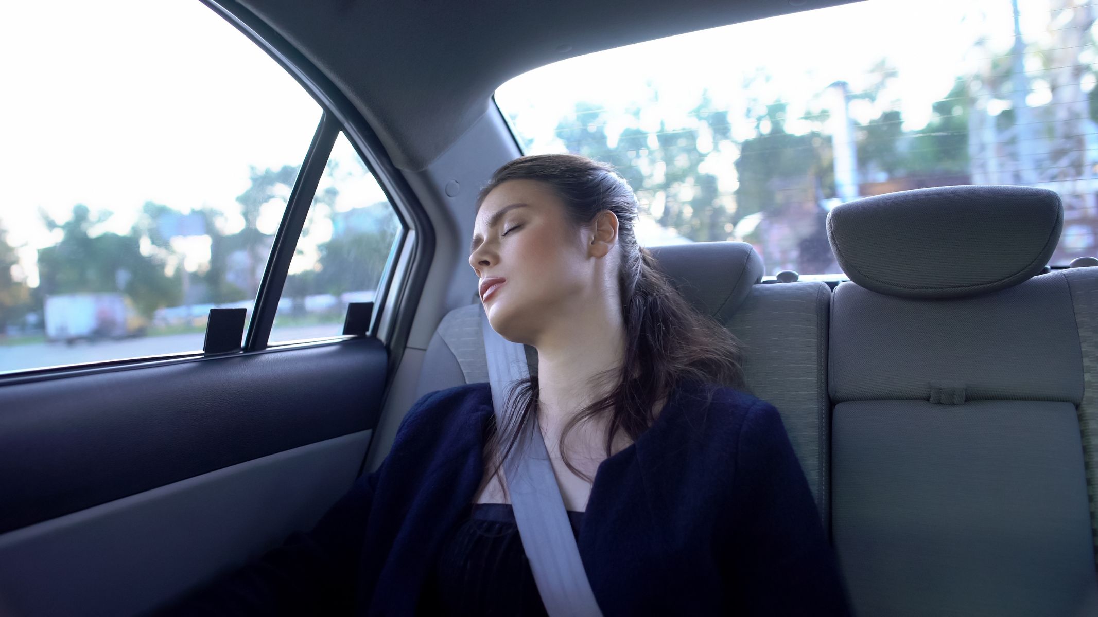 Thoa dầu gió kết hợp hít thở đúng cách giúp tăng hiệu quả giảm say xe