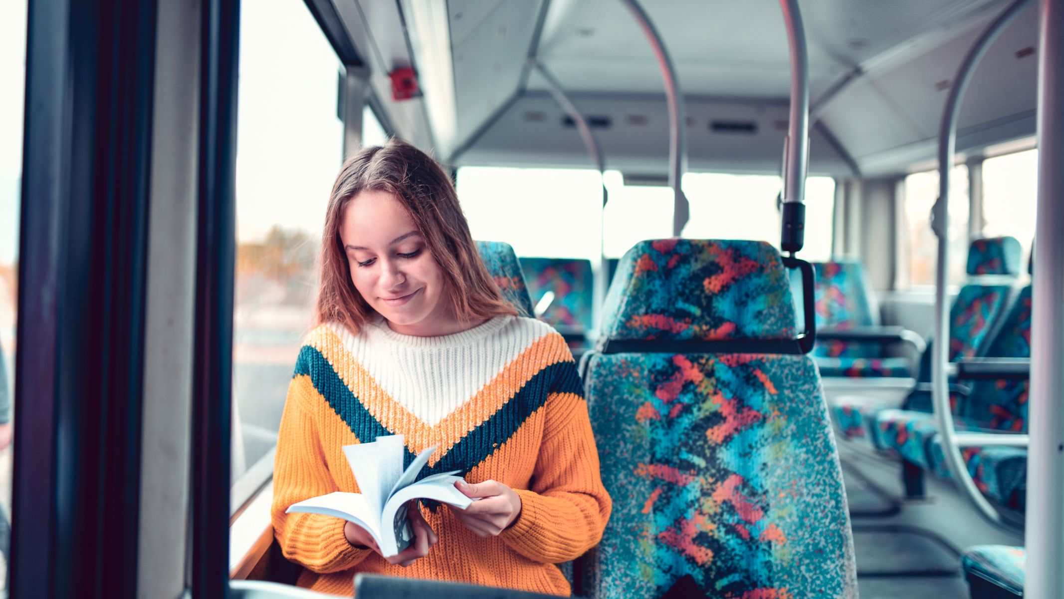 Không nên đọc sách hay sử dụng điện thoại khi xe đang di chuyển