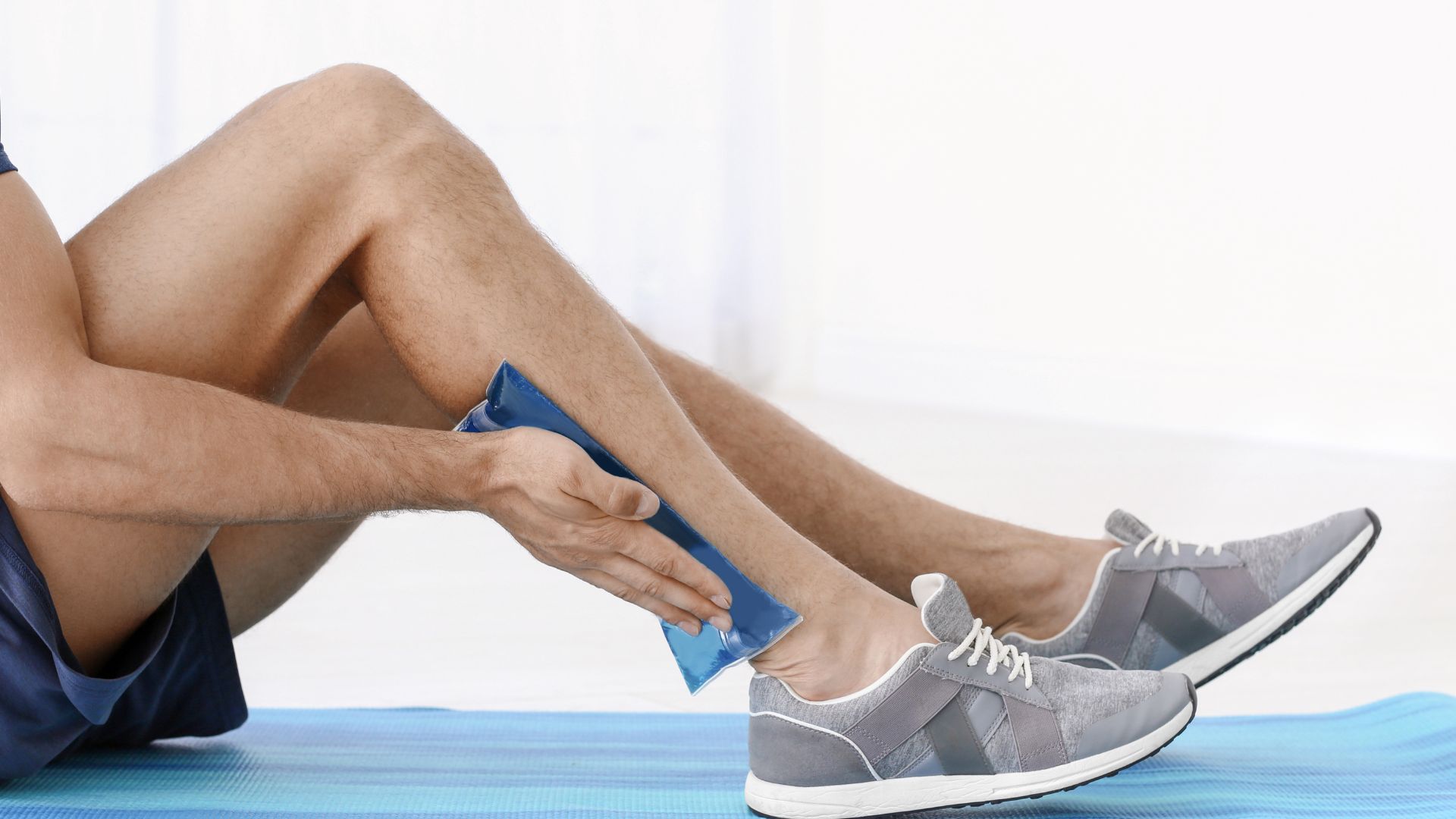 Chườm lạnh là một cách chữa căng cơ khi đá bóng hiệu quả và nhanh chóng