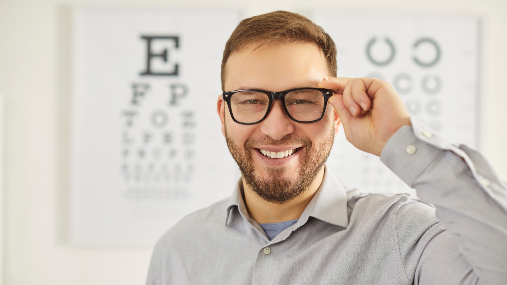 Sử dụng kính điều chỉnh thị lực là một trong những cách chữa loạn thị hiệu quả