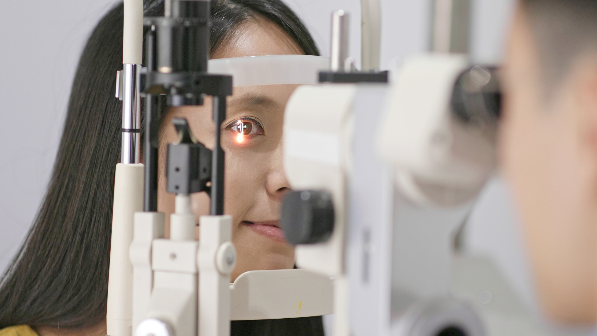 Việc lựa chọn phương pháp điều trị cần dựa trên đánh giá lâm sàng chi tiết bởi bác sĩ chuyên khoa mắt