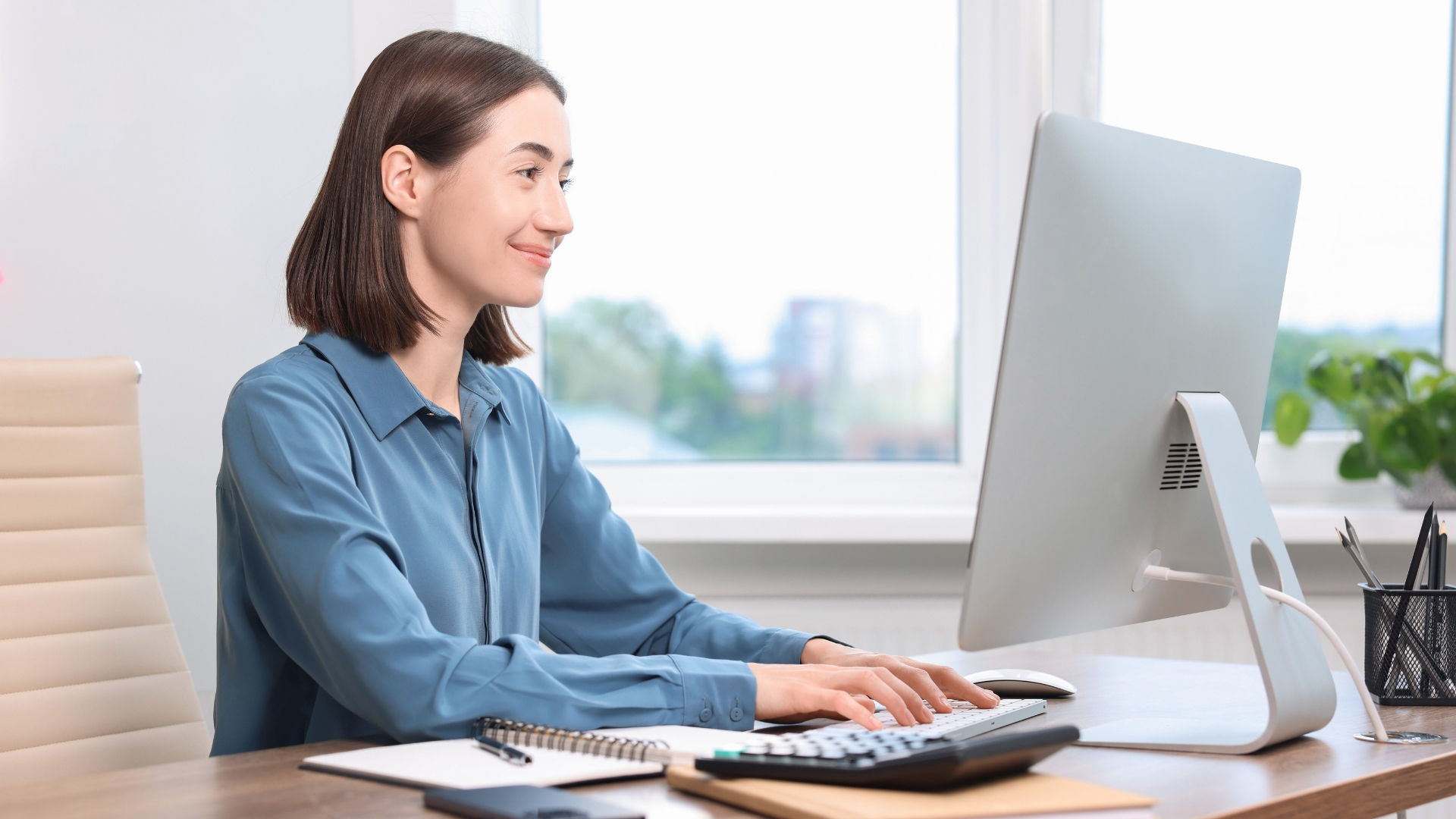 Tránh cúi quá gần sách vở hoặc màn hình máy tính; giữ khoảng cách phù hợp và đảm bảo ánh sáng đầy đủ để giảm áp lực cho mắt