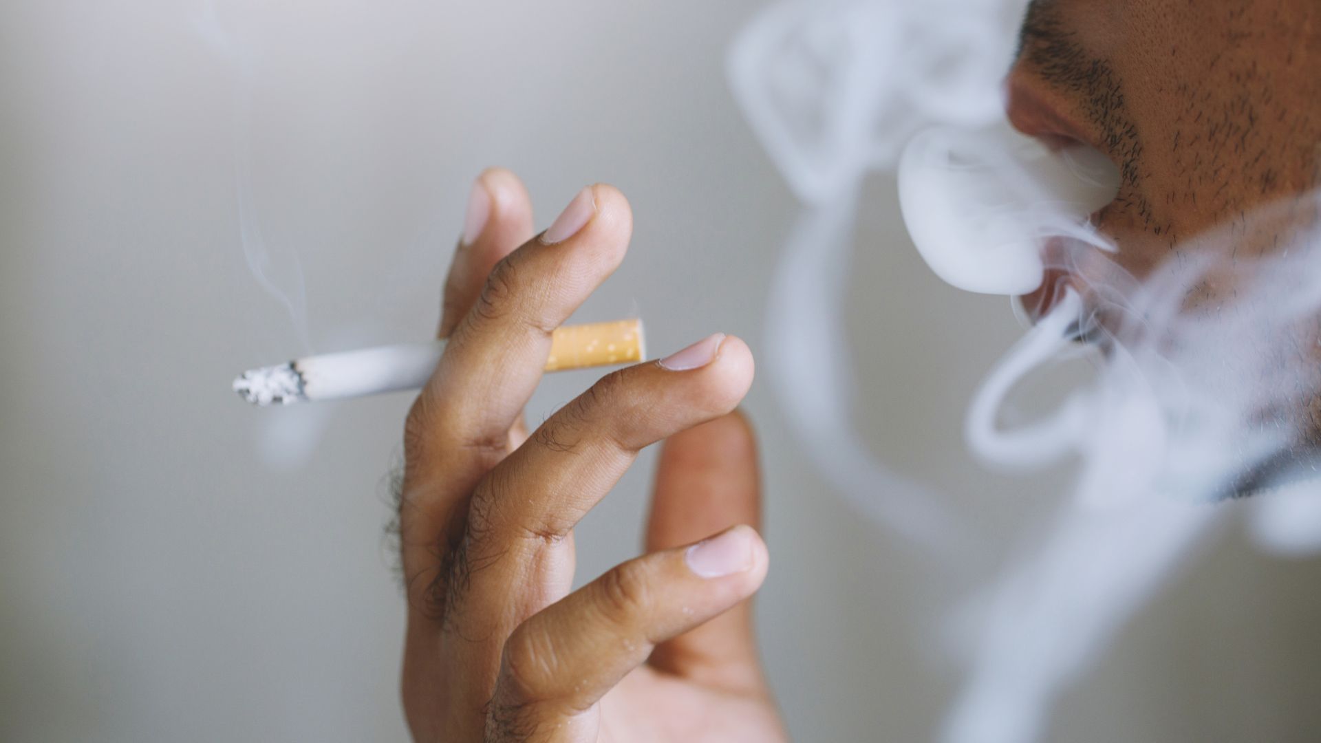 Hút thuốc lá thường xuyên cũng ảnh hưởng xấu đến việc cảm nhận vị giác