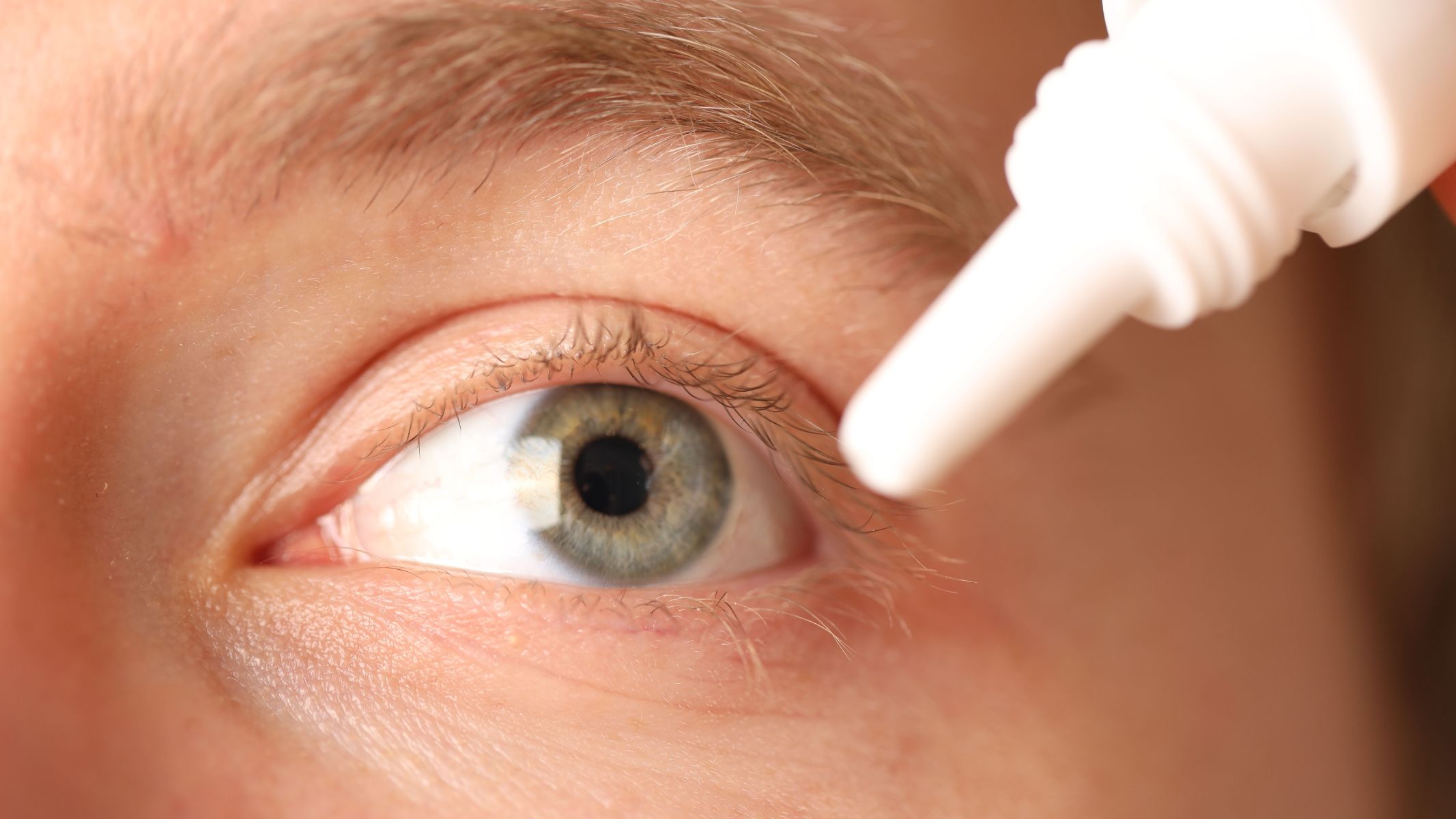 Các loại nước mắt nhân tạo giúp duy trì độ ẩm cho bề mặt nhãn cầu, giảm ma sát khi chớp mắt và cải thiện triệu chứng khô mắt