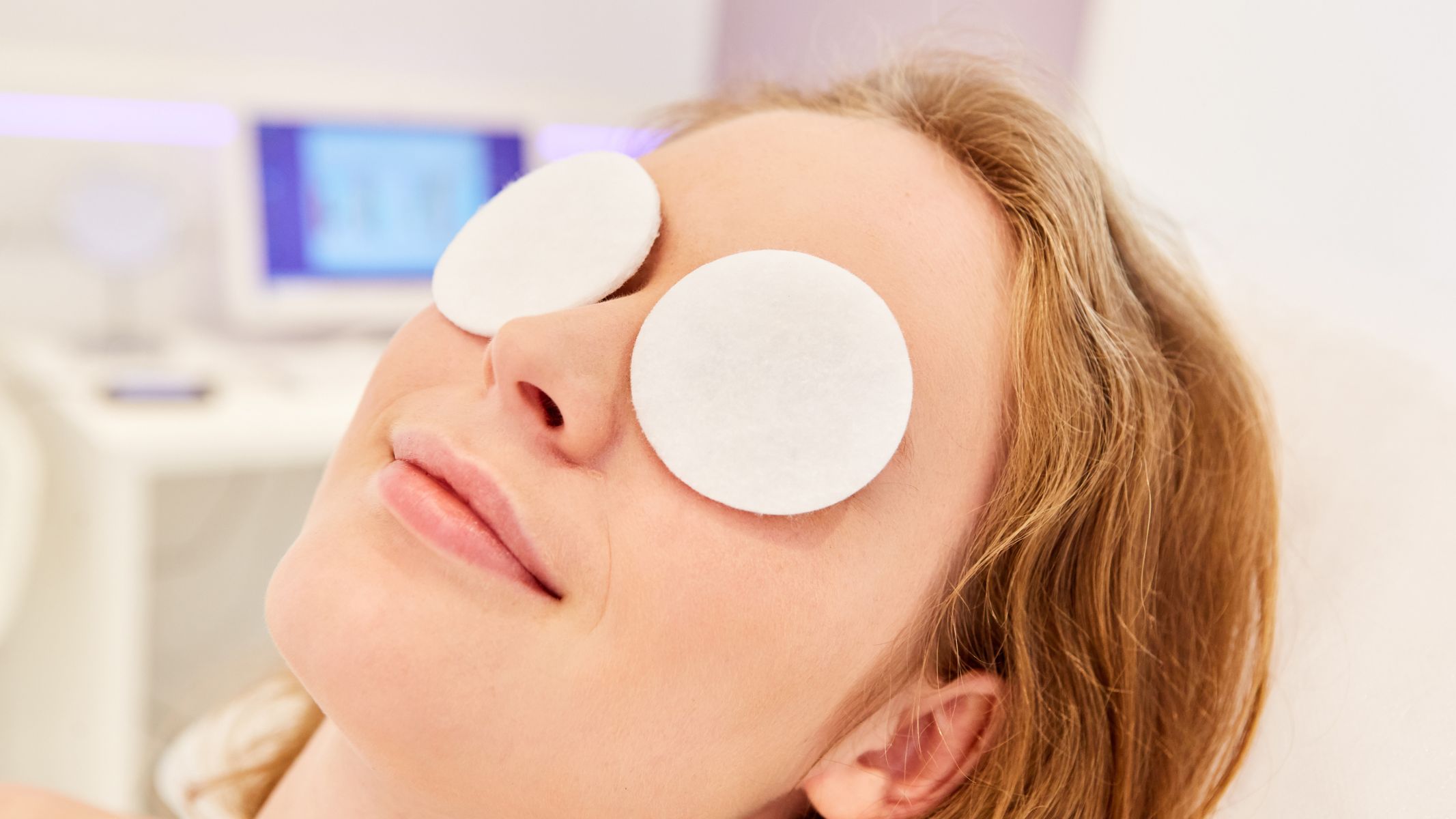 Các biện pháp như rửa mắt bằng nước muối sinh lý, chườm ấm hoặc lạnh chỉ giúp giảm viêm, giảm kích ứng và cảm giác cộm xốn