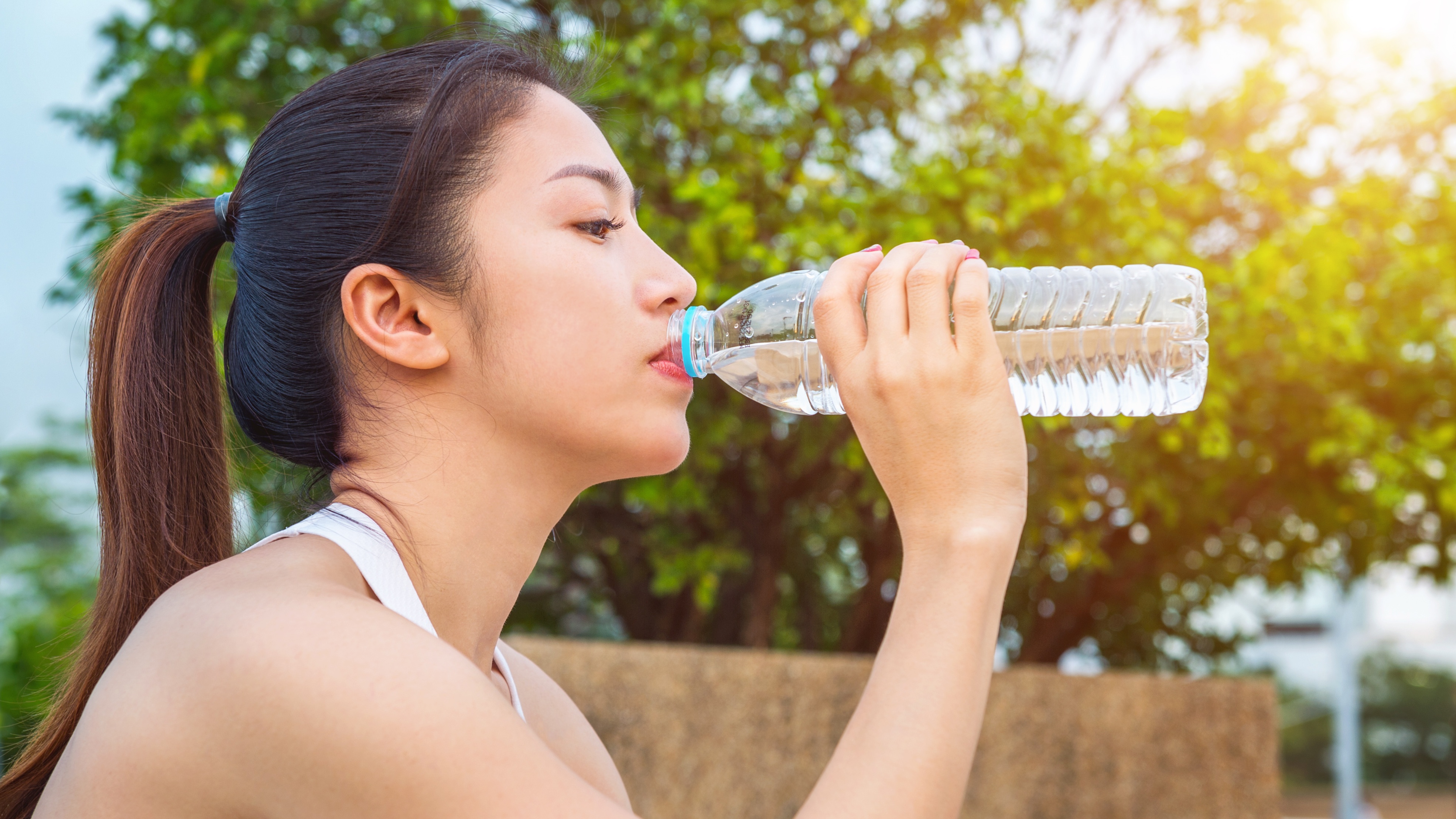 Uống nước đầy đủ giúp đào thải acid uric