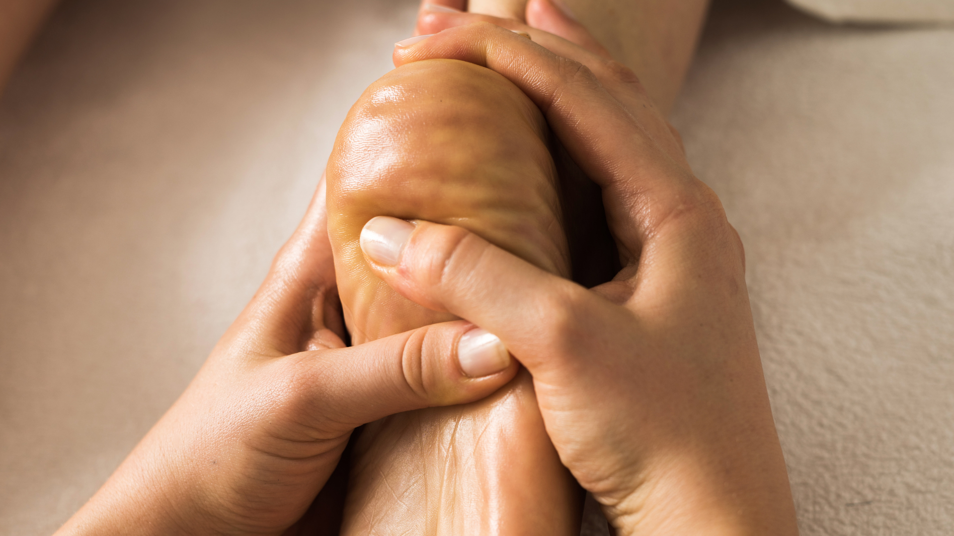 Massage vùng gót chân giúp thư giãn cơ bắp, giảm nhức và tăng tuần hoàn tại vùng đau