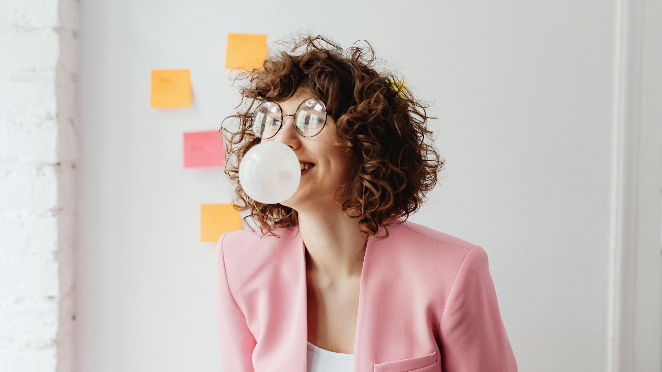 Hạn chế các thói quen như nhai kẹo cao su để giảm áp lực lên hàm