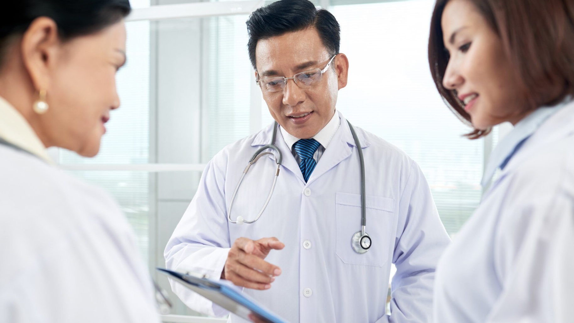 Cách so sánh chỉ số sinh hóa máu với giá trị tham chiếu