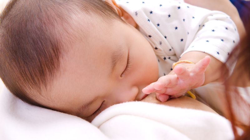 Phương pháp chặn sữa bằng tay giúp bé bú dễ dàng và hạn chế sặc sữa